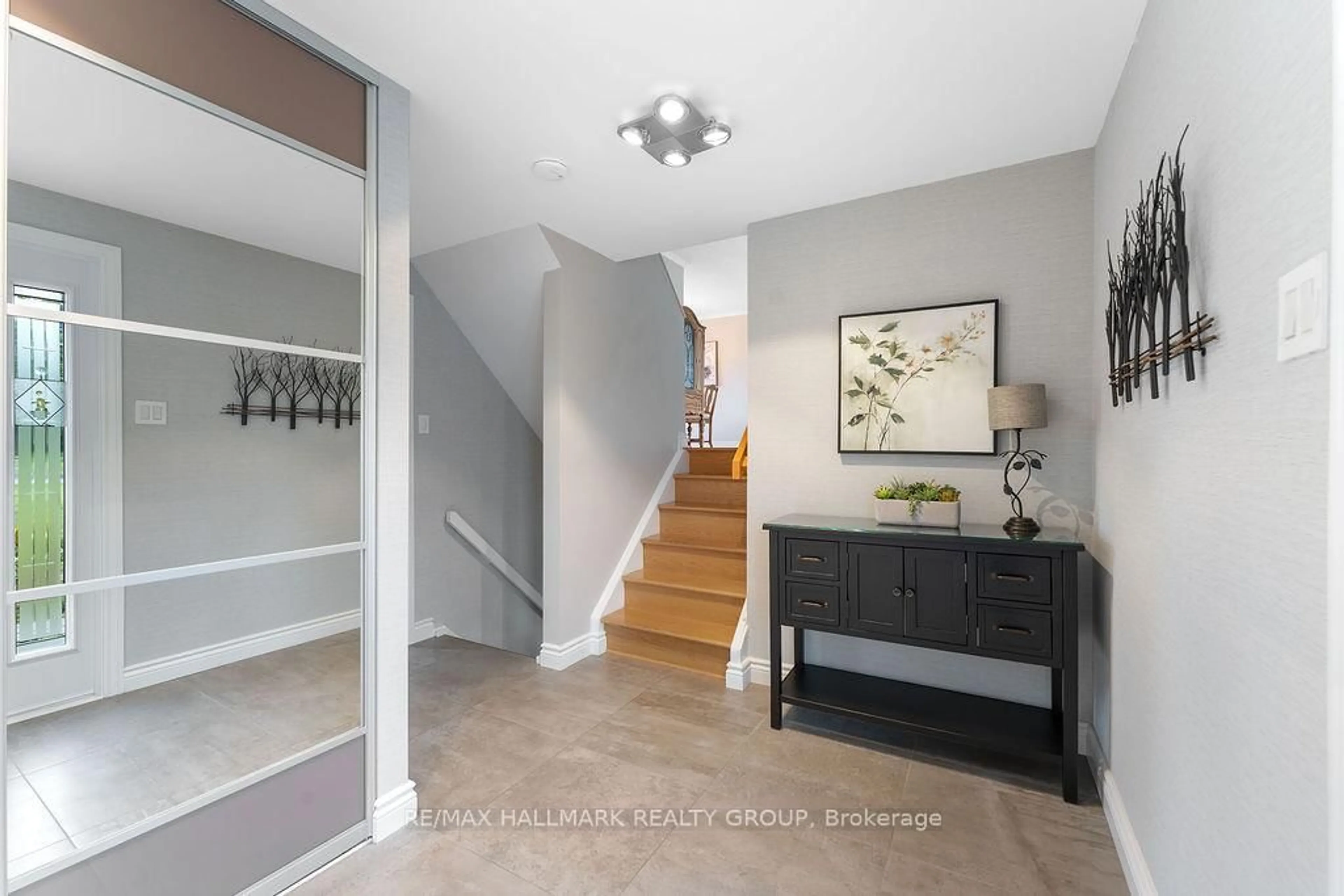 Indoor entryway for 1570 Marcoux Dr, Orleans Ontario K1E 2J9