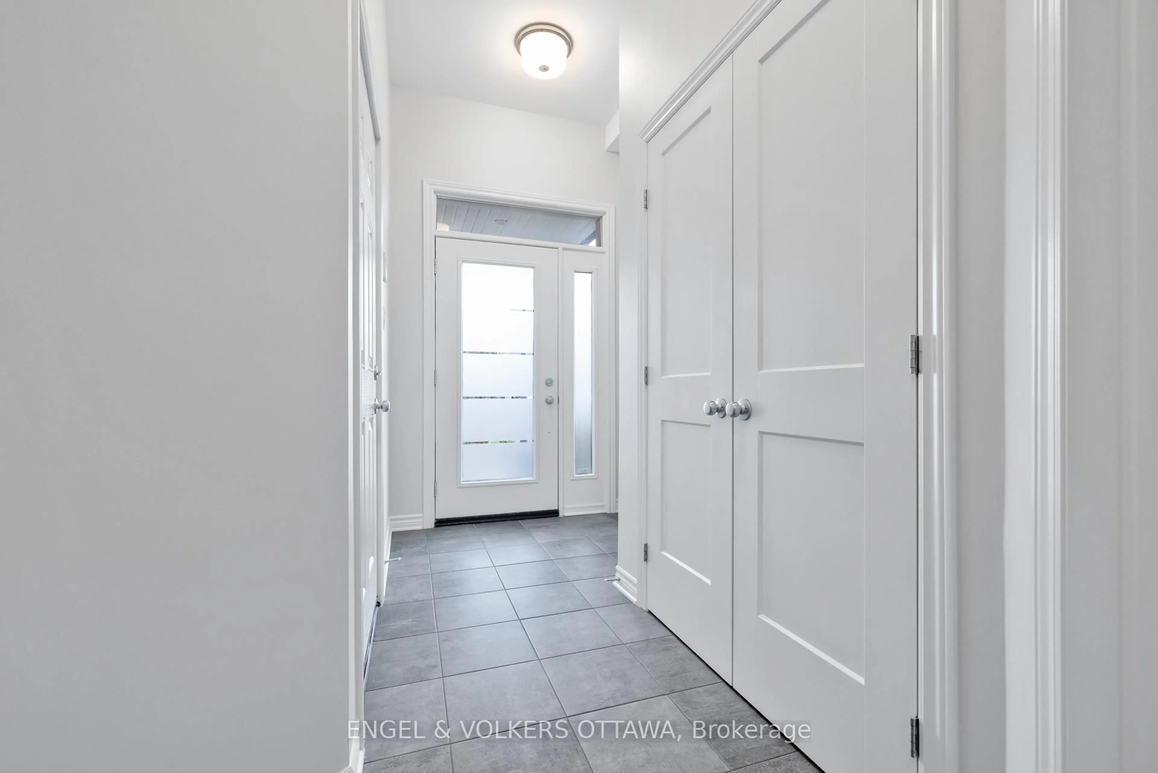 Indoor entryway for 610 Egret Way, Ottawa Ontario K2J 6K9