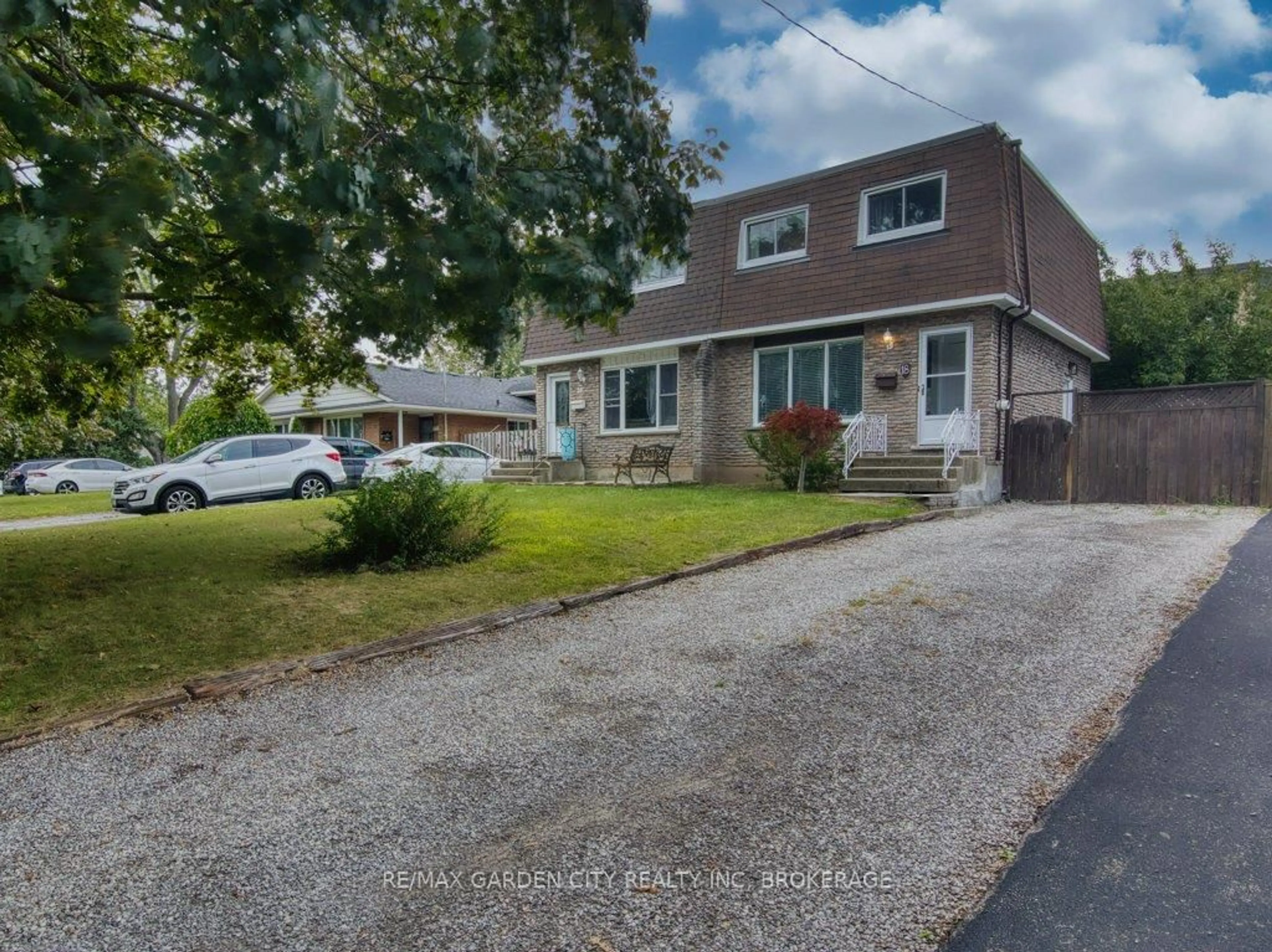 A pic from outside/outdoor area/front of a property/back of a property/a pic from drone, street for 18 Prince Paul Cres, St. Catharines Ontario L2N 3A9