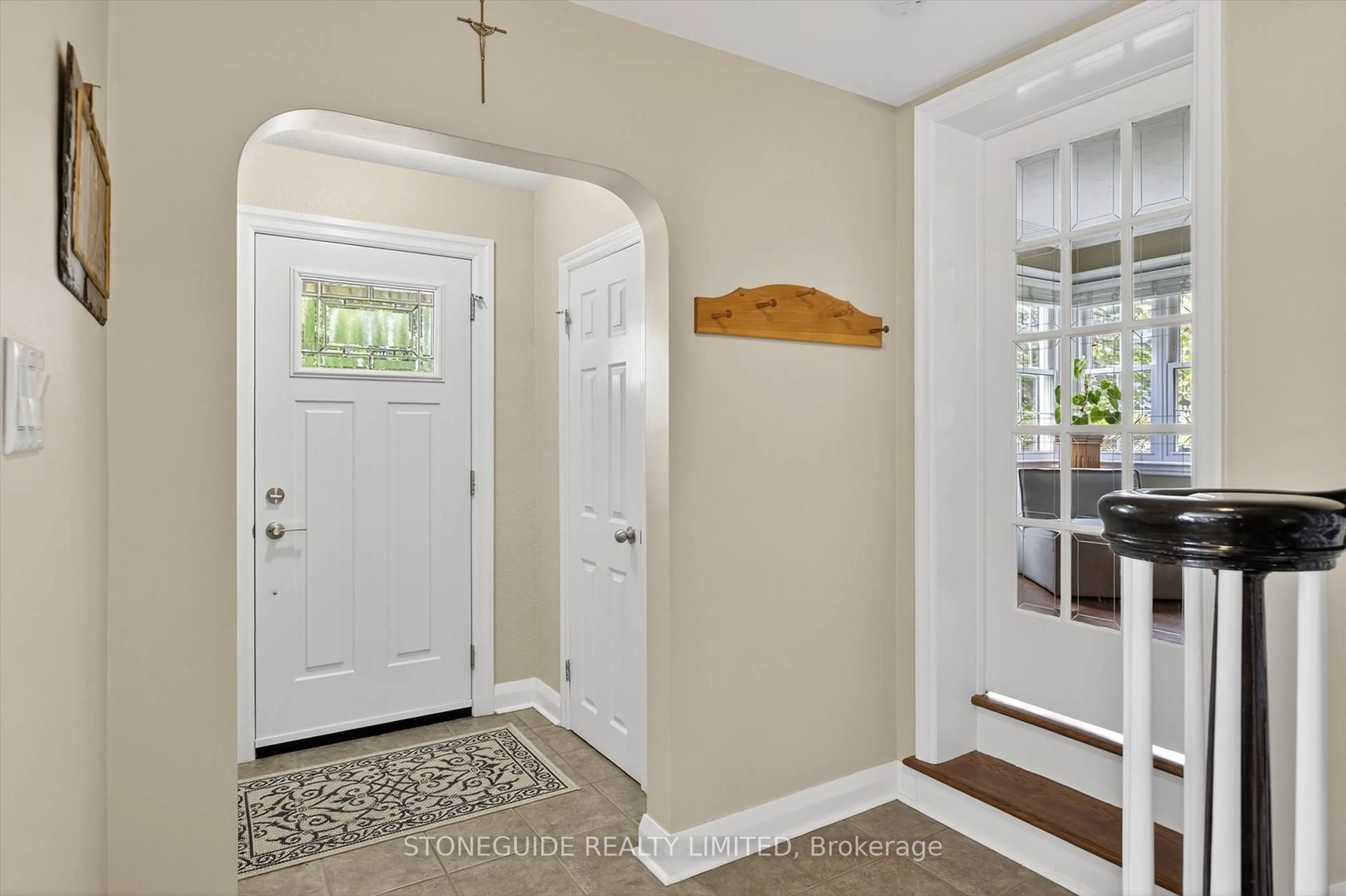 Indoor entryway for 636 Homewood Ave, Peterborough Ontario K9J 4V6
