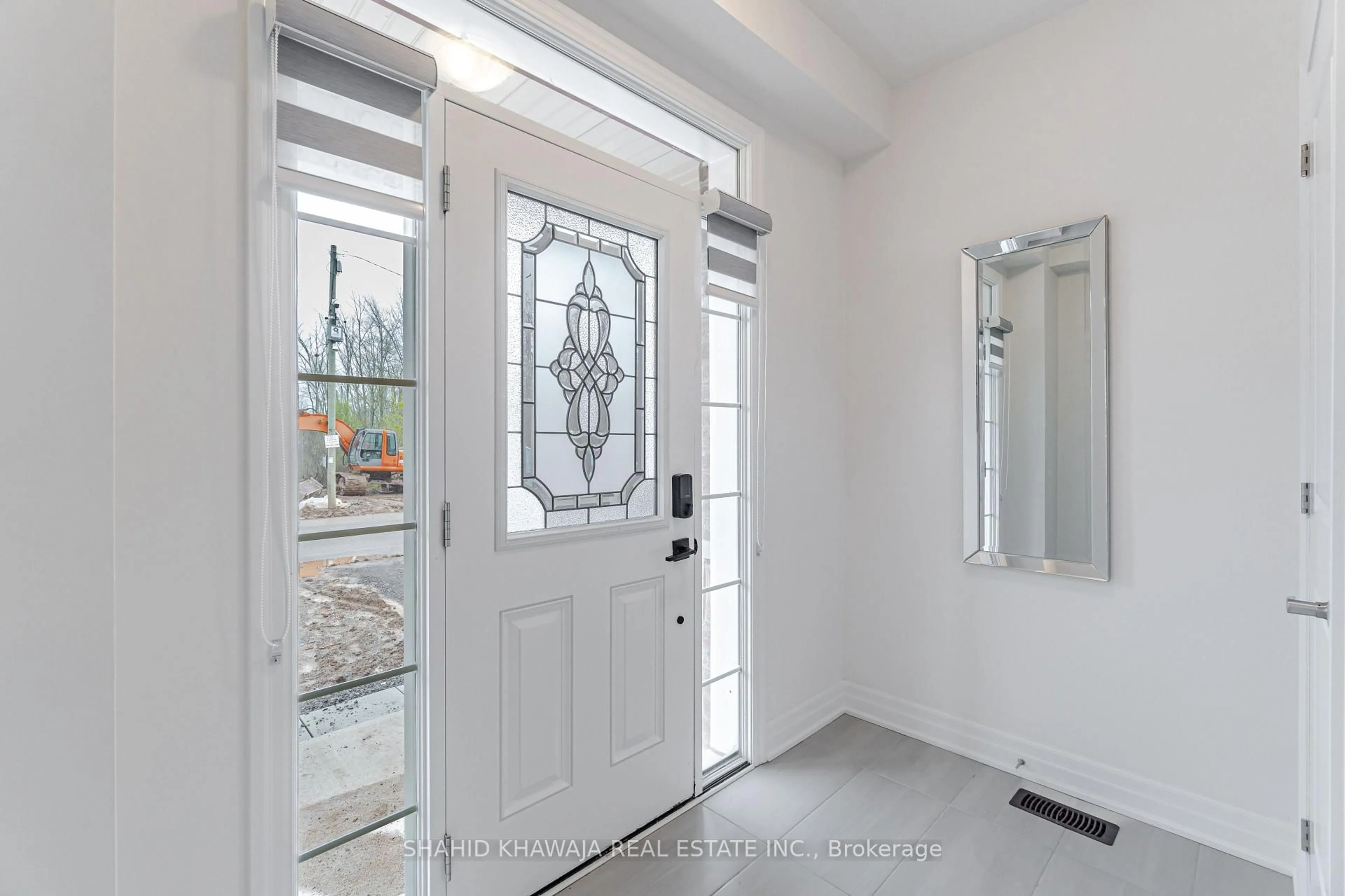 Indoor entryway for 9241 White Oak Ave, Niagara Falls Ontario L2G 3P6