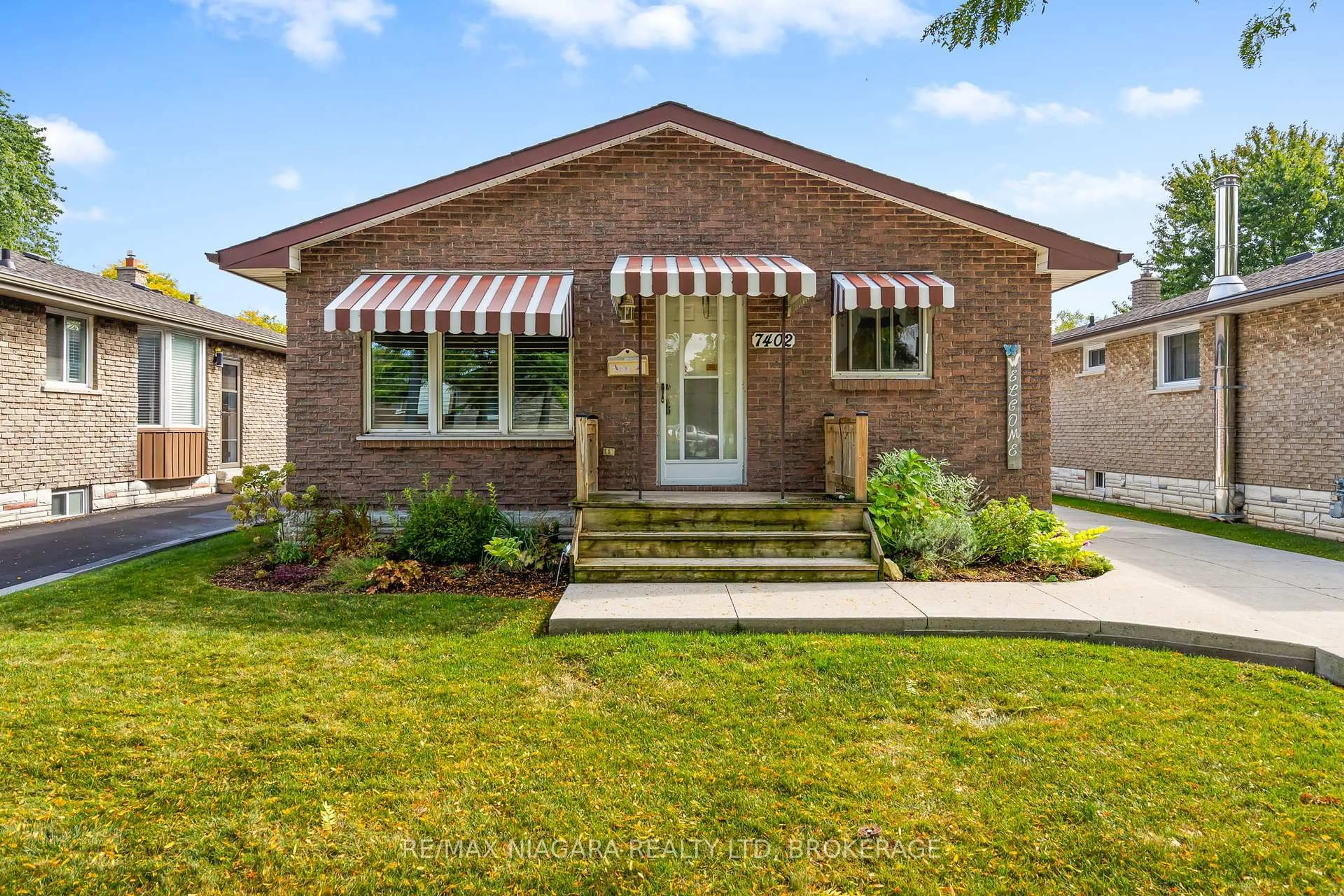 Home with brick exterior material, street for 7402 Sunhaven Dr, Niagara Falls Ontario L2G 7E2