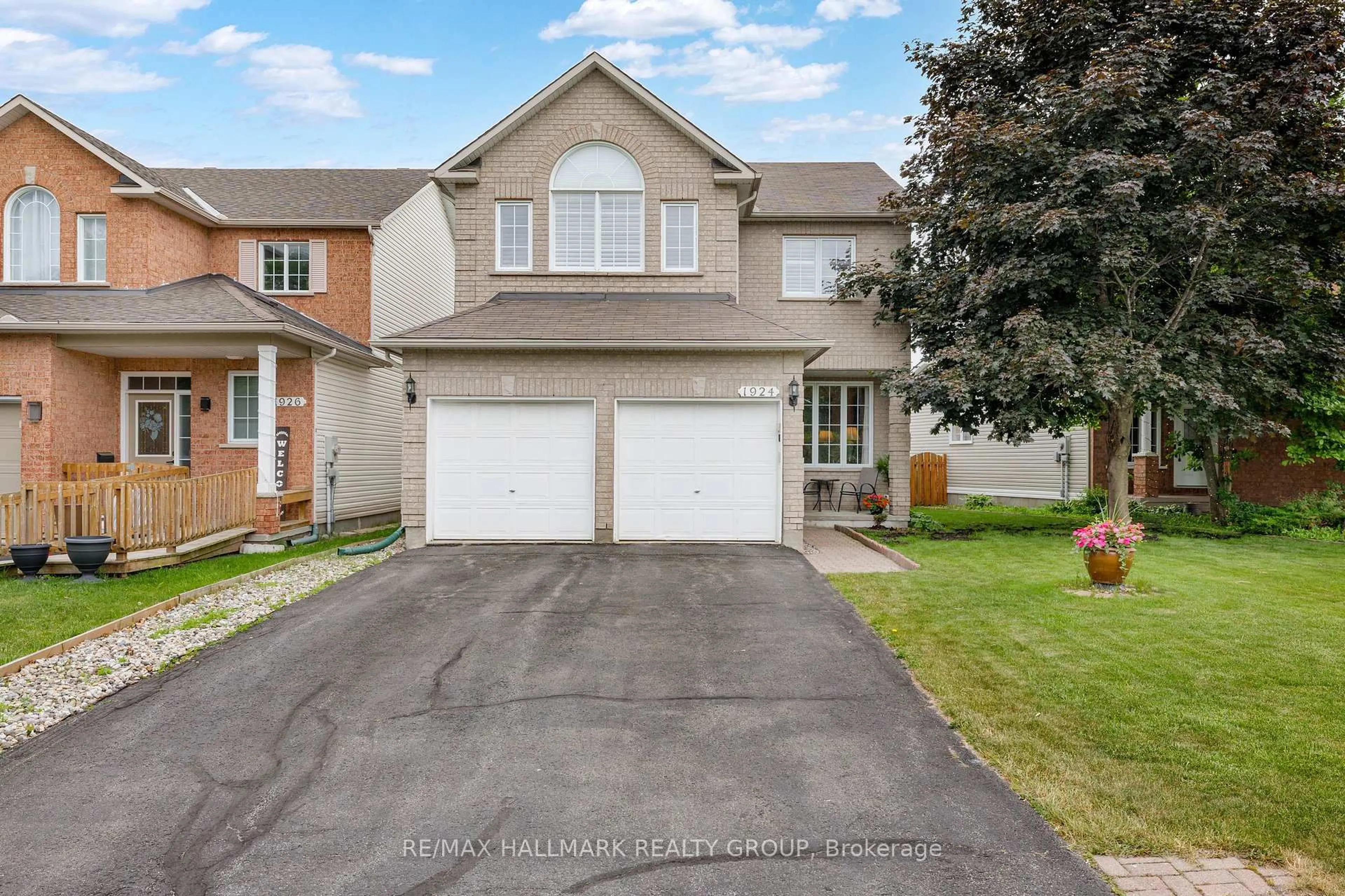 A pic from outside/outdoor area/front of a property/back of a property/a pic from drone, street for 1924 LOBELIA Way, Ottawa Ontario K4A 4R1