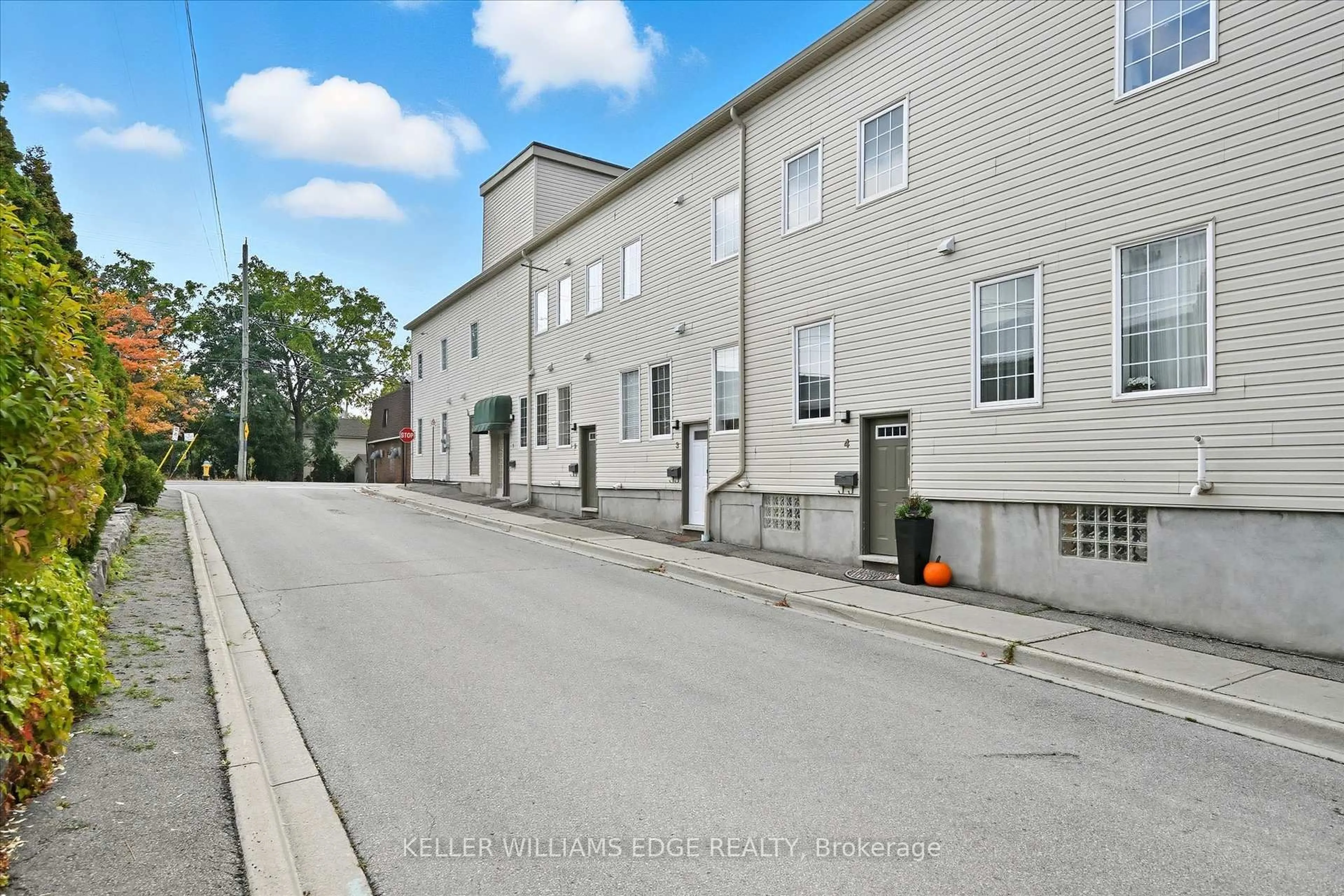 A pic from outside/outdoor area/front of a property/back of a property/a pic from drone, street for 49 Ontario St #1, Grimsby Ontario L3M 3H2