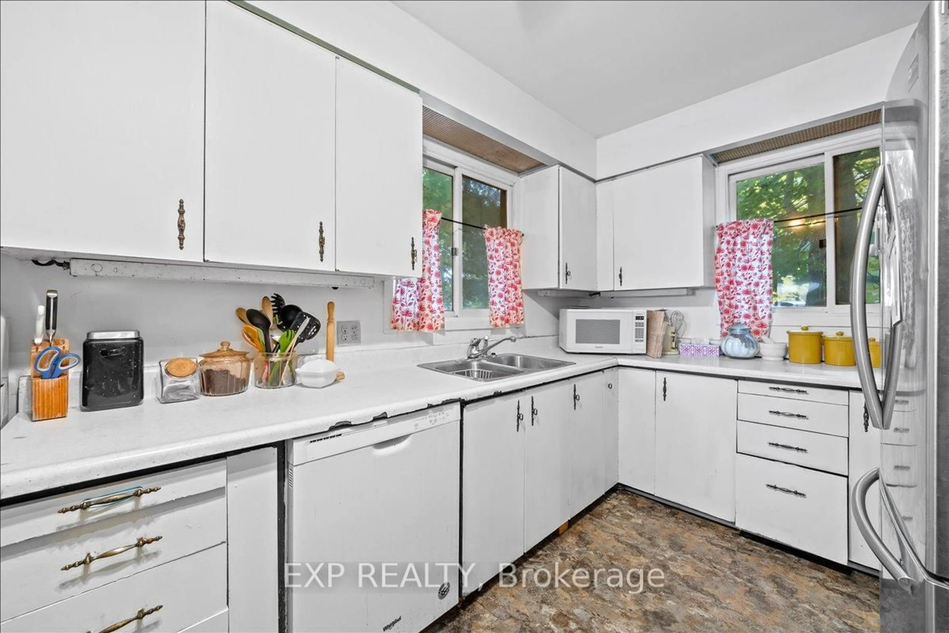 Standard kitchen, ceramic/tile floor for 488 Bayview Dr, Ottawa Ontario K0A 3M0