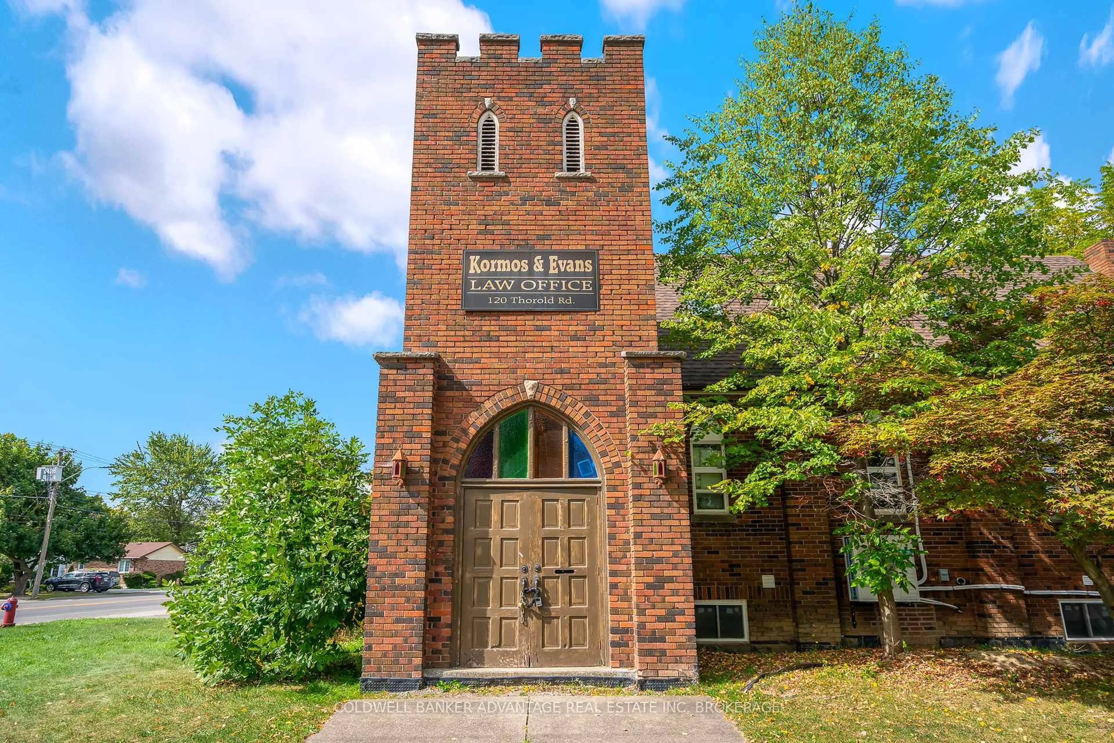 Indoor foyer for 120 Thorold Rd, Welland Ontario L3C 3V3