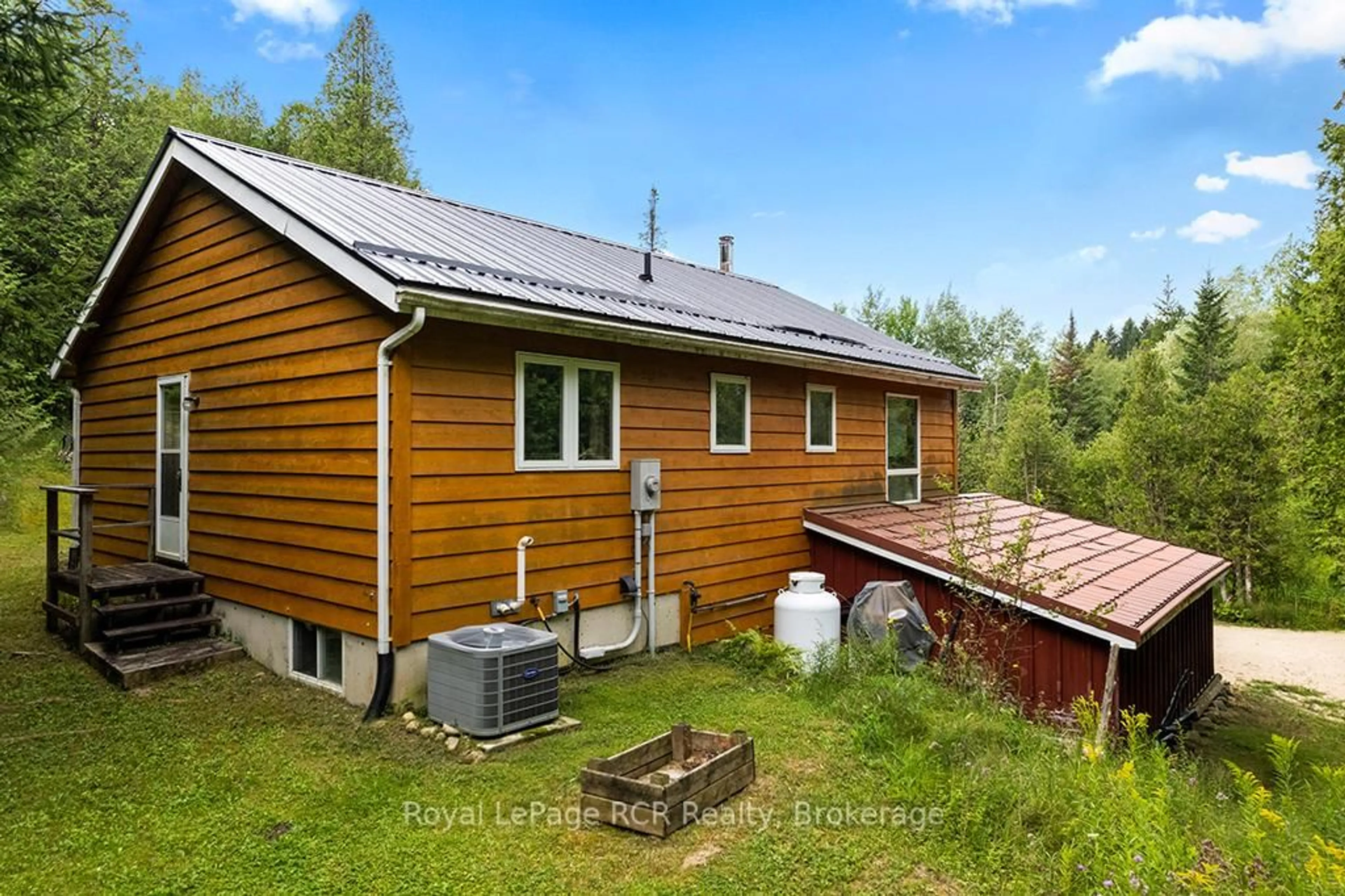 A pic from outside/outdoor area/front of a property/back of a property/a pic from drone, building for 633495 Artemesia-Glenelg Townline, Grey Highlands Ontario N0C 1K0