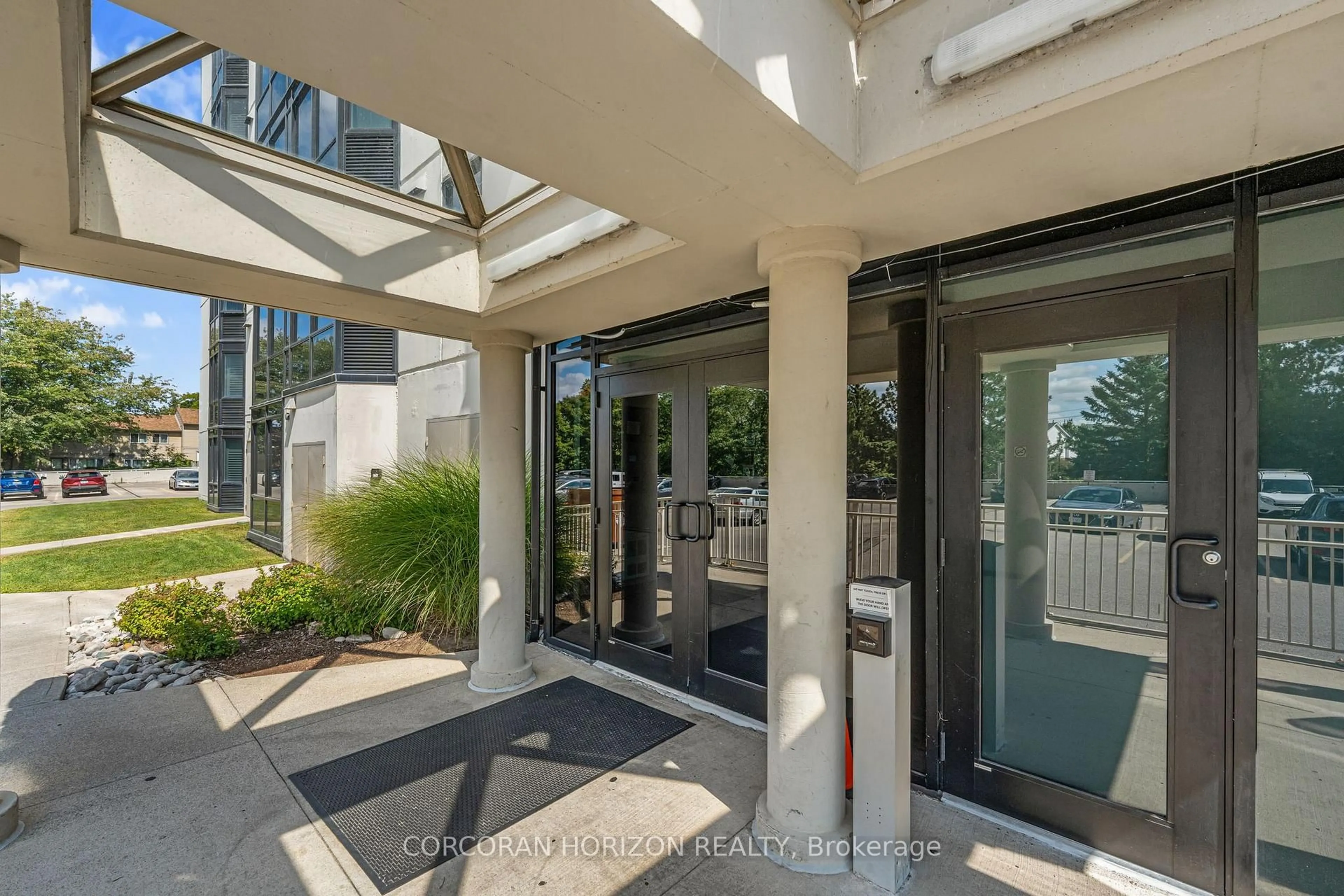 Indoor foyer for 35 Green Valley Dr #1614, Kitchener Ontario N2P 2A5