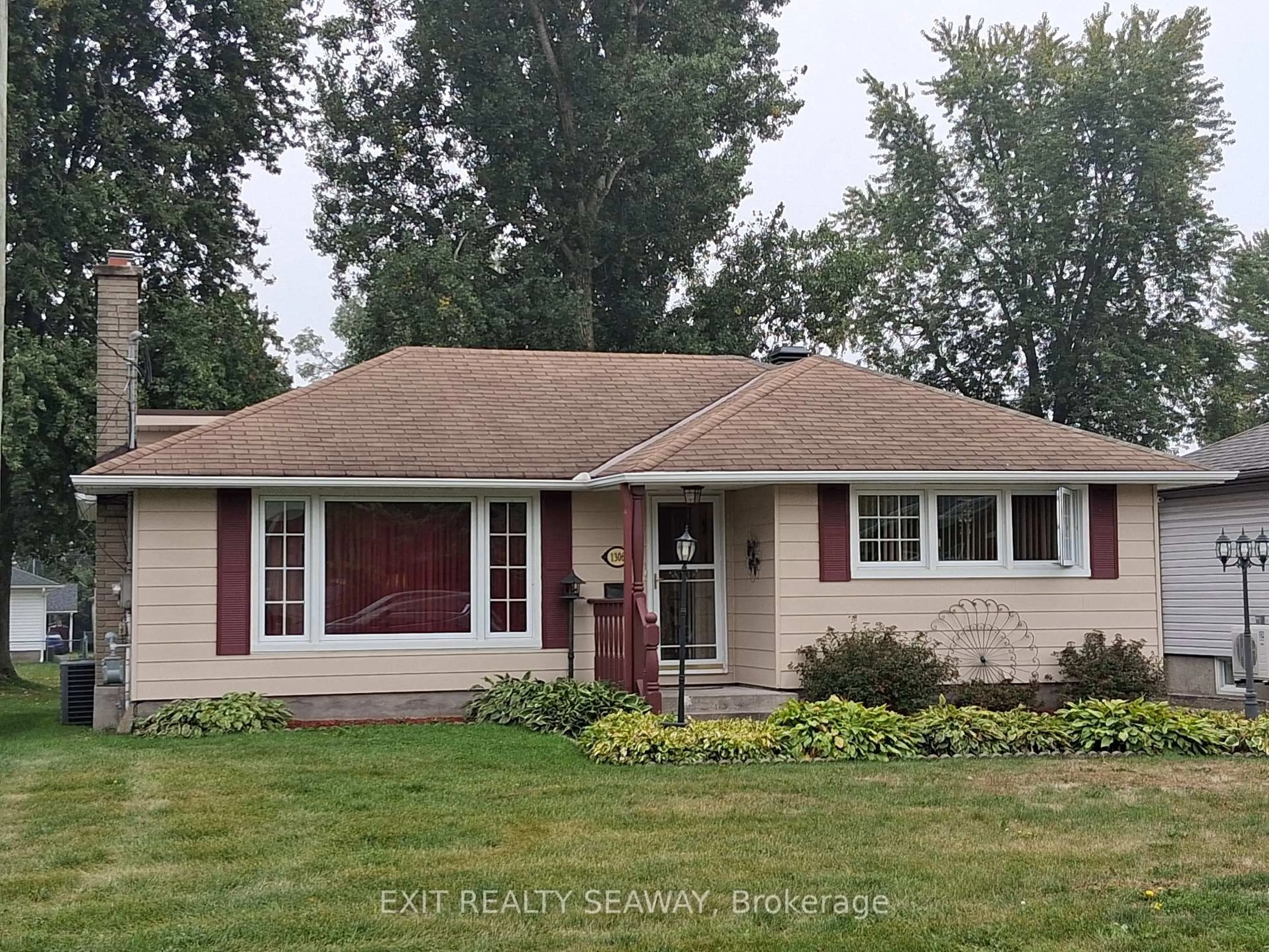 Home with vinyl exterior material, street for 1306 Princess St, Cornwall Ontario K6J 1S5