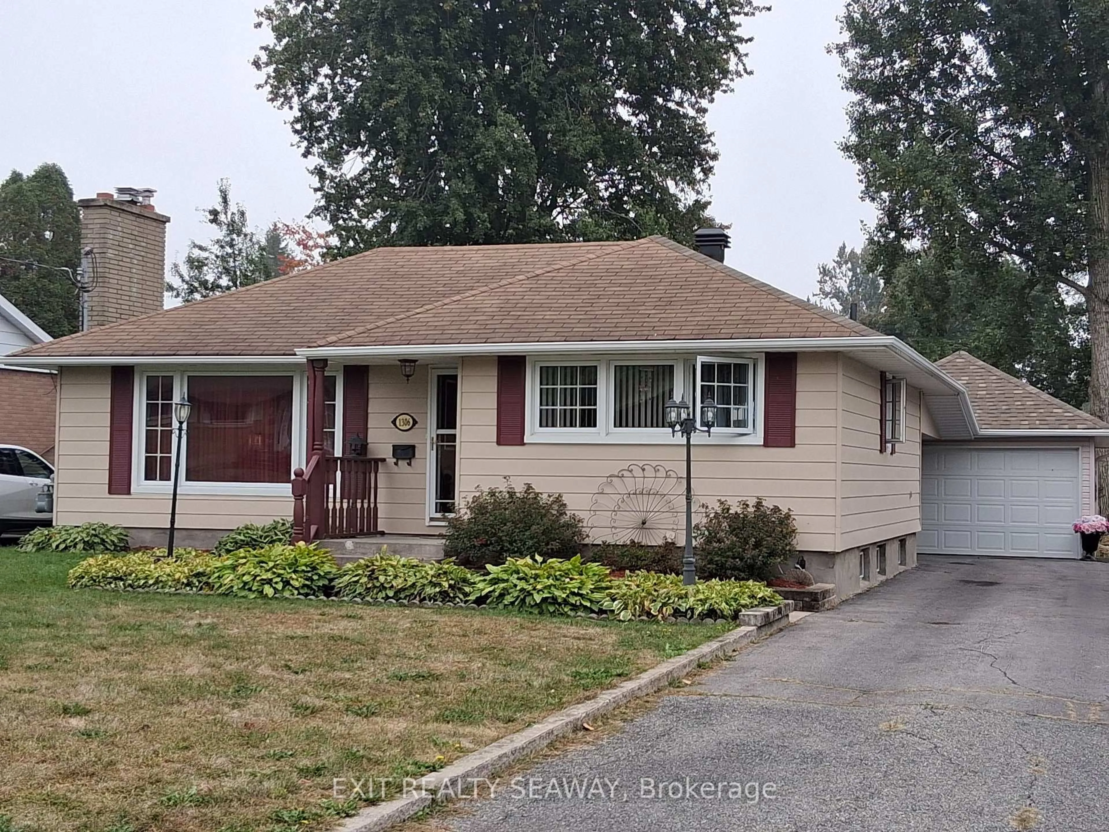 Home with vinyl exterior material, street for 1306 Princess St, Cornwall Ontario K6J 1S5