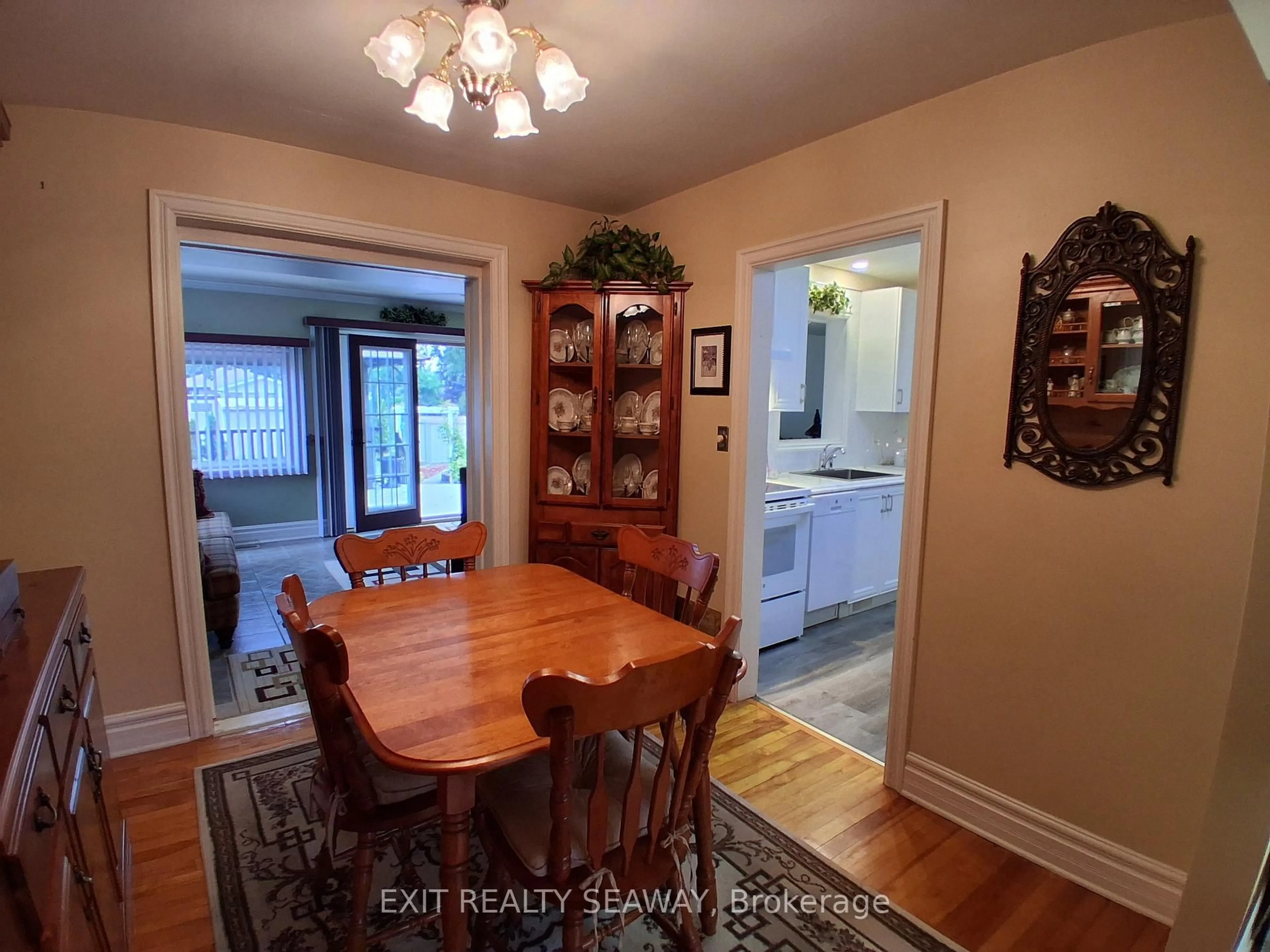 Dining room, wood/laminate floor for 1306 Princess St, Cornwall Ontario K6J 1S5