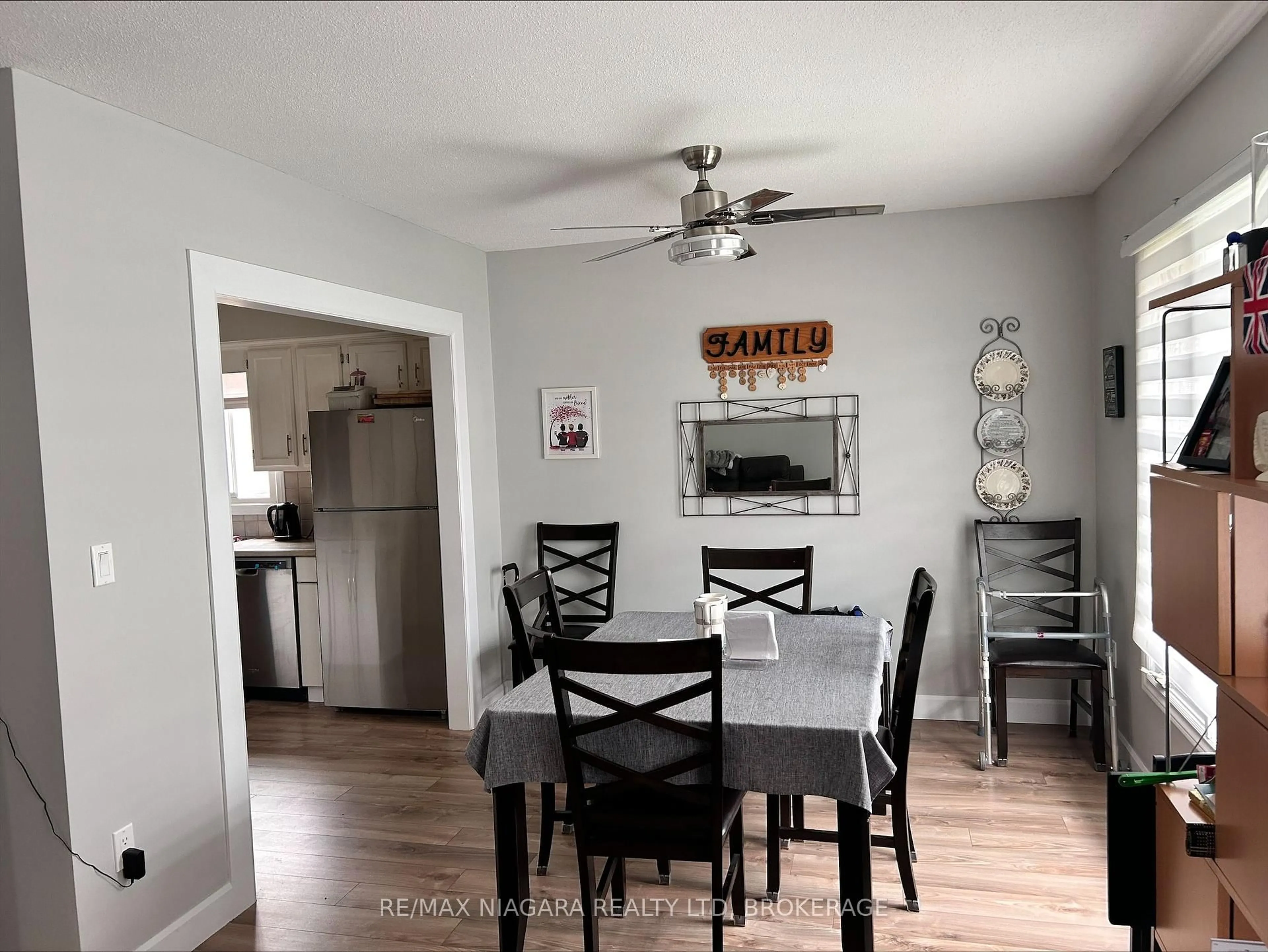 Dining room, wood/laminate floor for 6516 Monroe St, Niagara Falls Ontario L2G 2G8