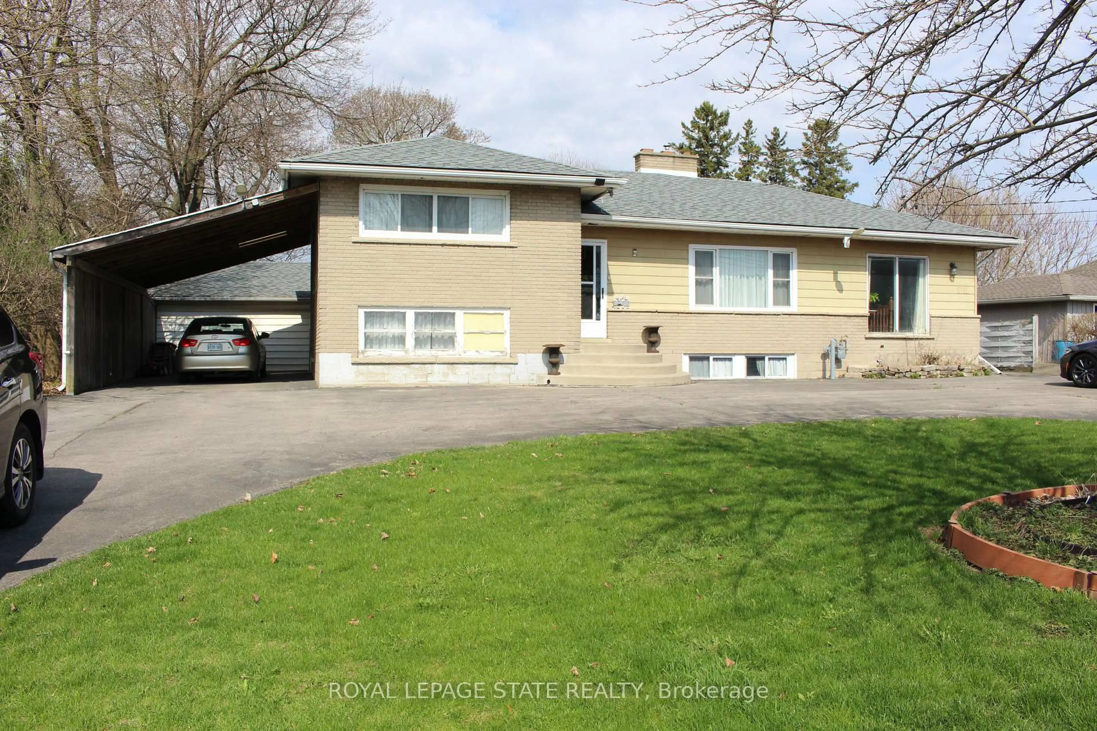 Home with vinyl exterior material, street for 2112 Upper James St, Hamilton Ontario L0R 1W0