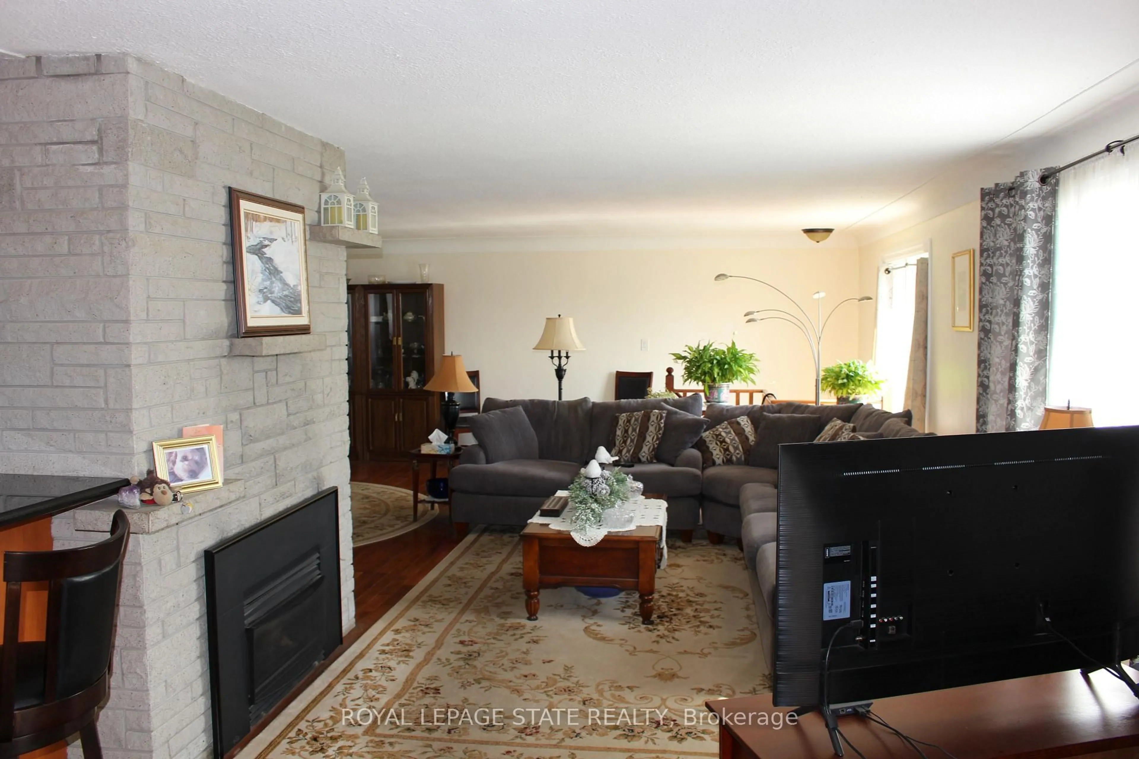 Living room with furniture, unknown for 2112 Upper James St, Hamilton Ontario L0R 1W0