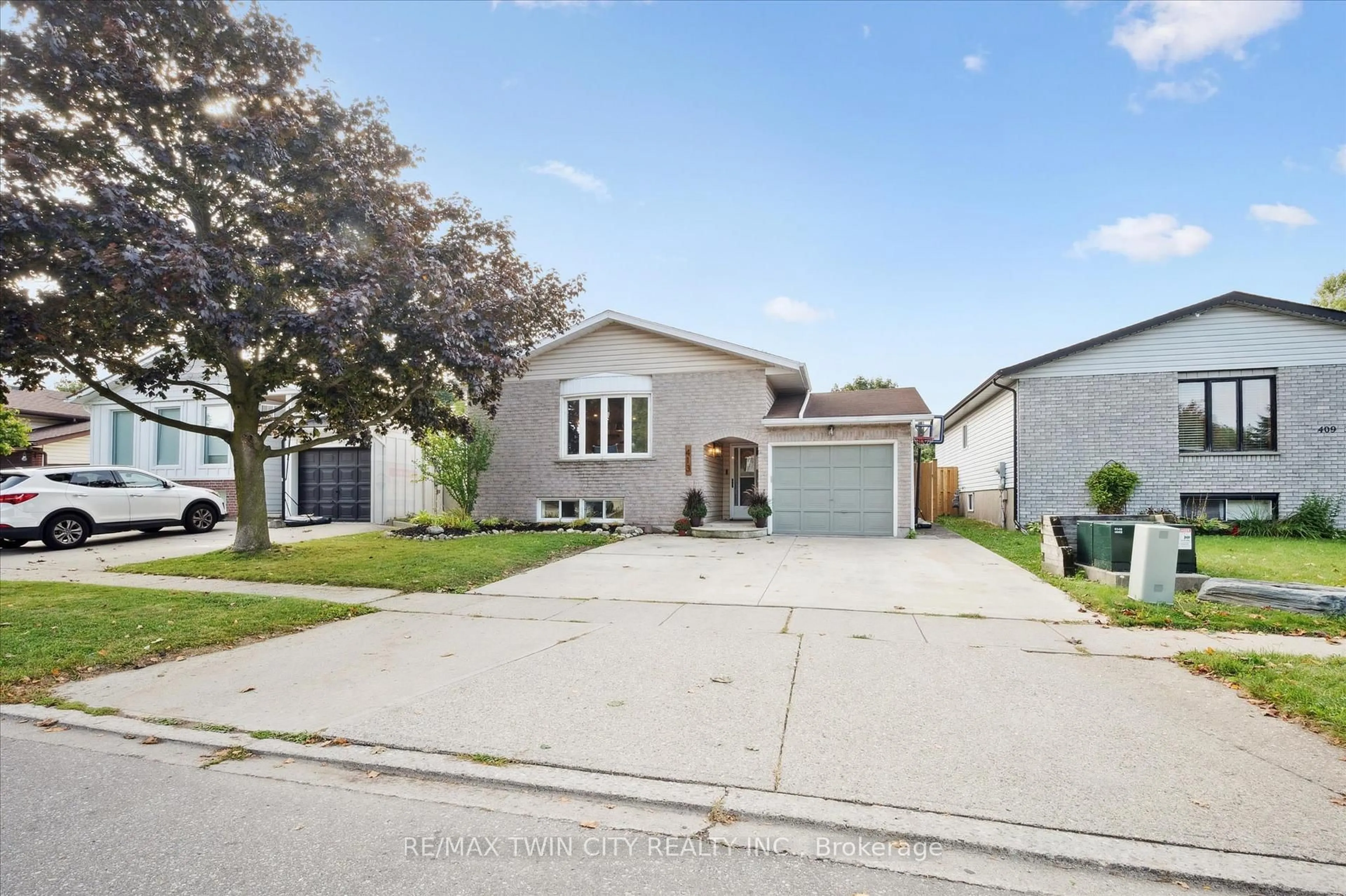Home with vinyl exterior material, street for 413 Scott Rd, Cambridge Ontario N3C 4A5