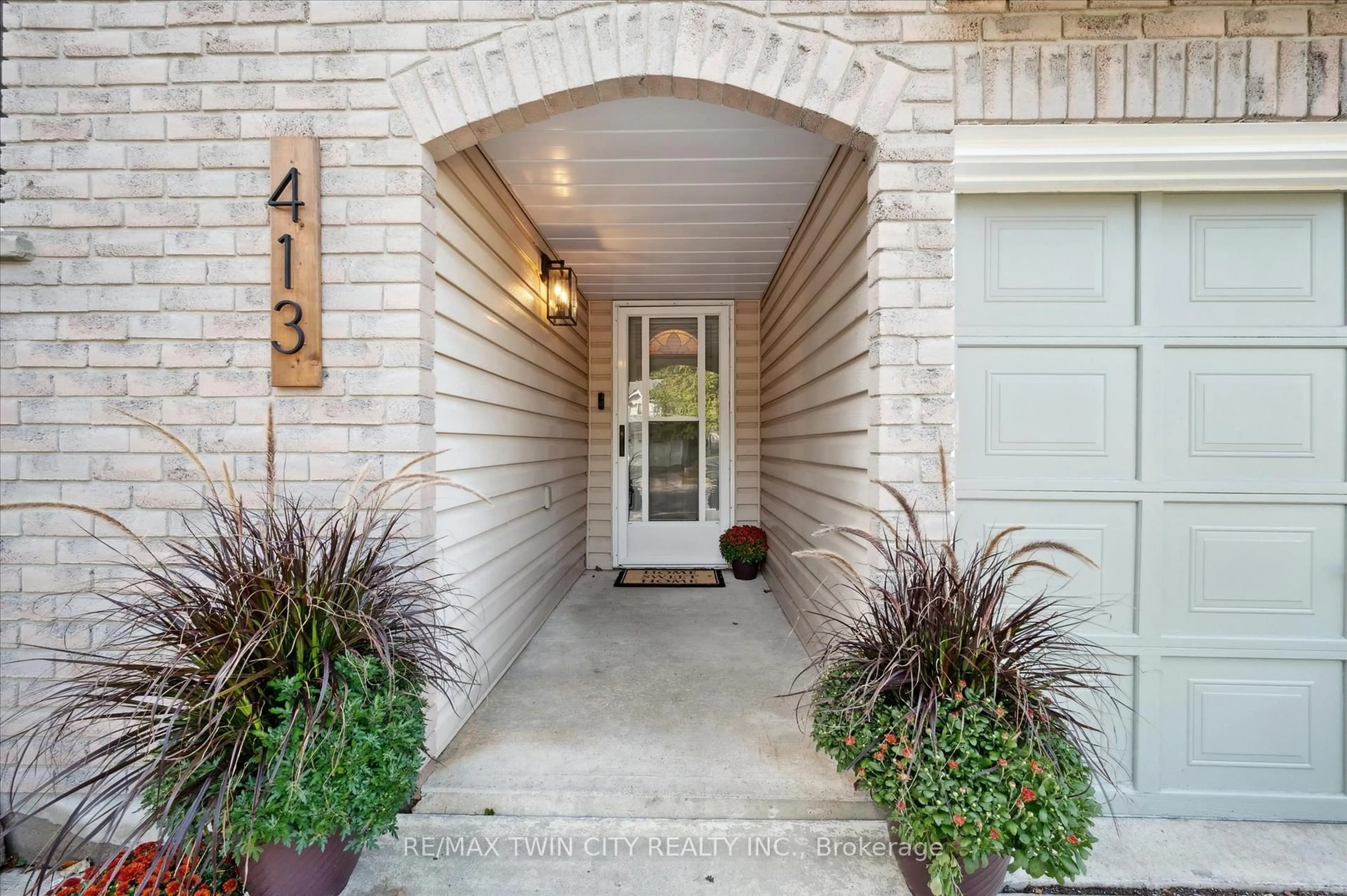 Indoor entryway for 413 Scott Rd, Cambridge Ontario N3C 4A5