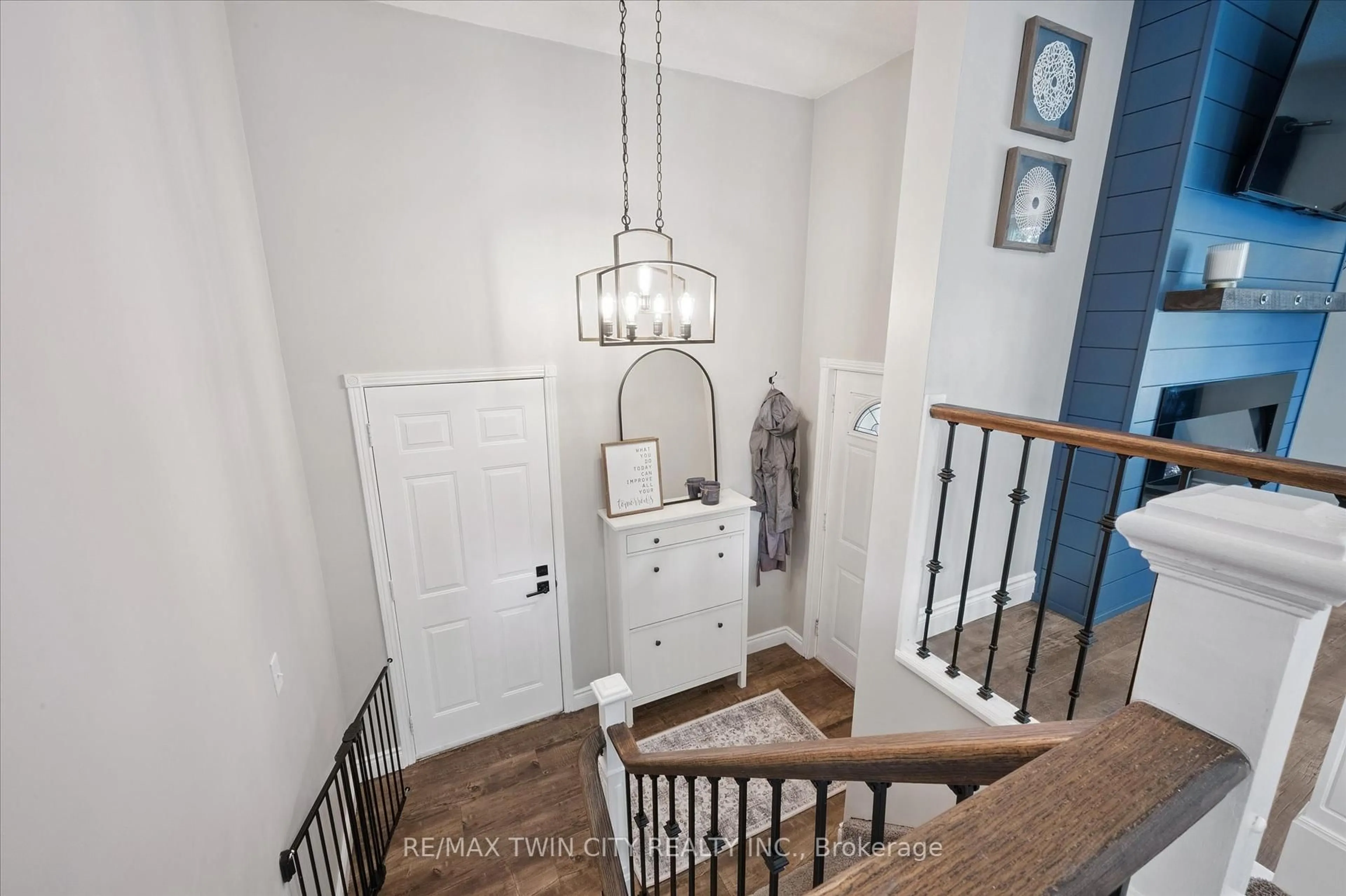 Indoor entryway for 413 Scott Rd, Cambridge Ontario N3C 4A5