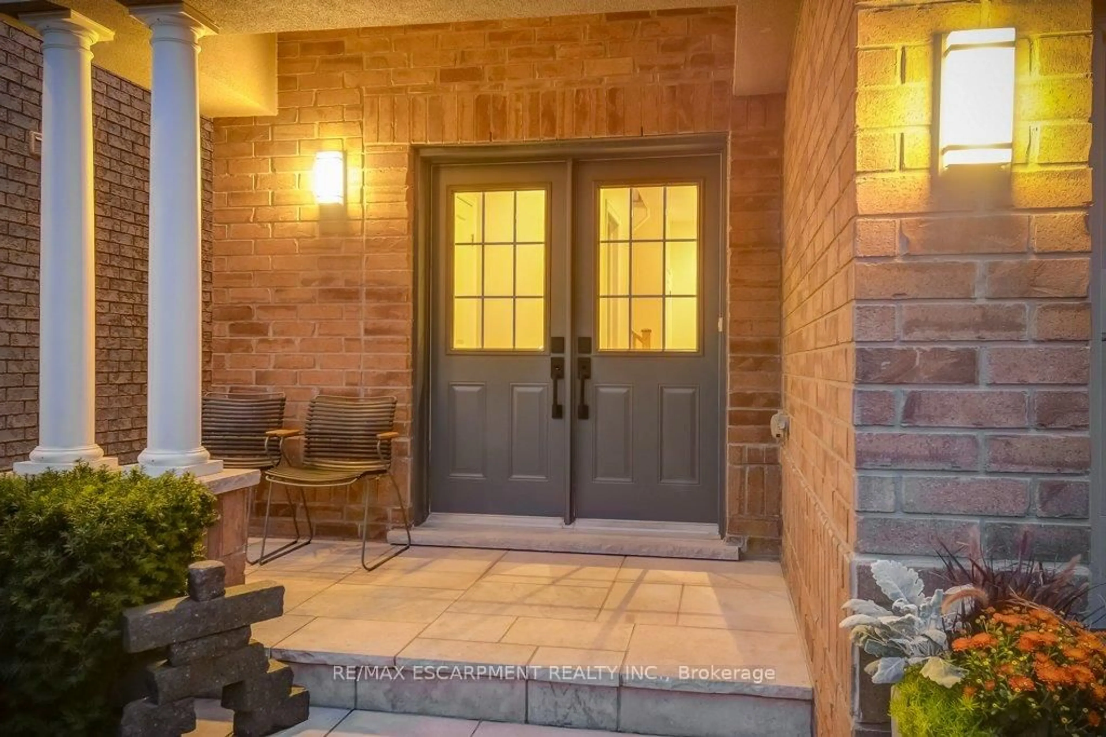 Indoor entryway for 195 Painter Terr, Hamilton Ontario L8B 0V6