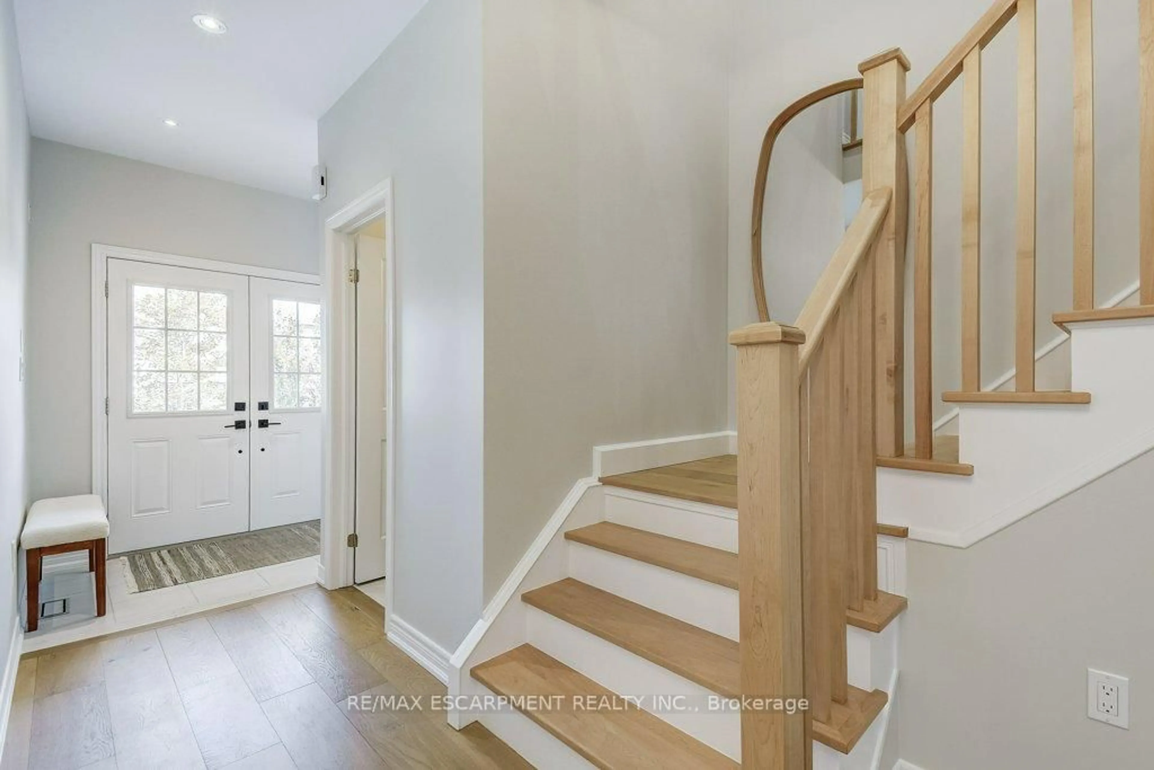 Indoor entryway for 195 Painter Terr, Hamilton Ontario L8B 0V6