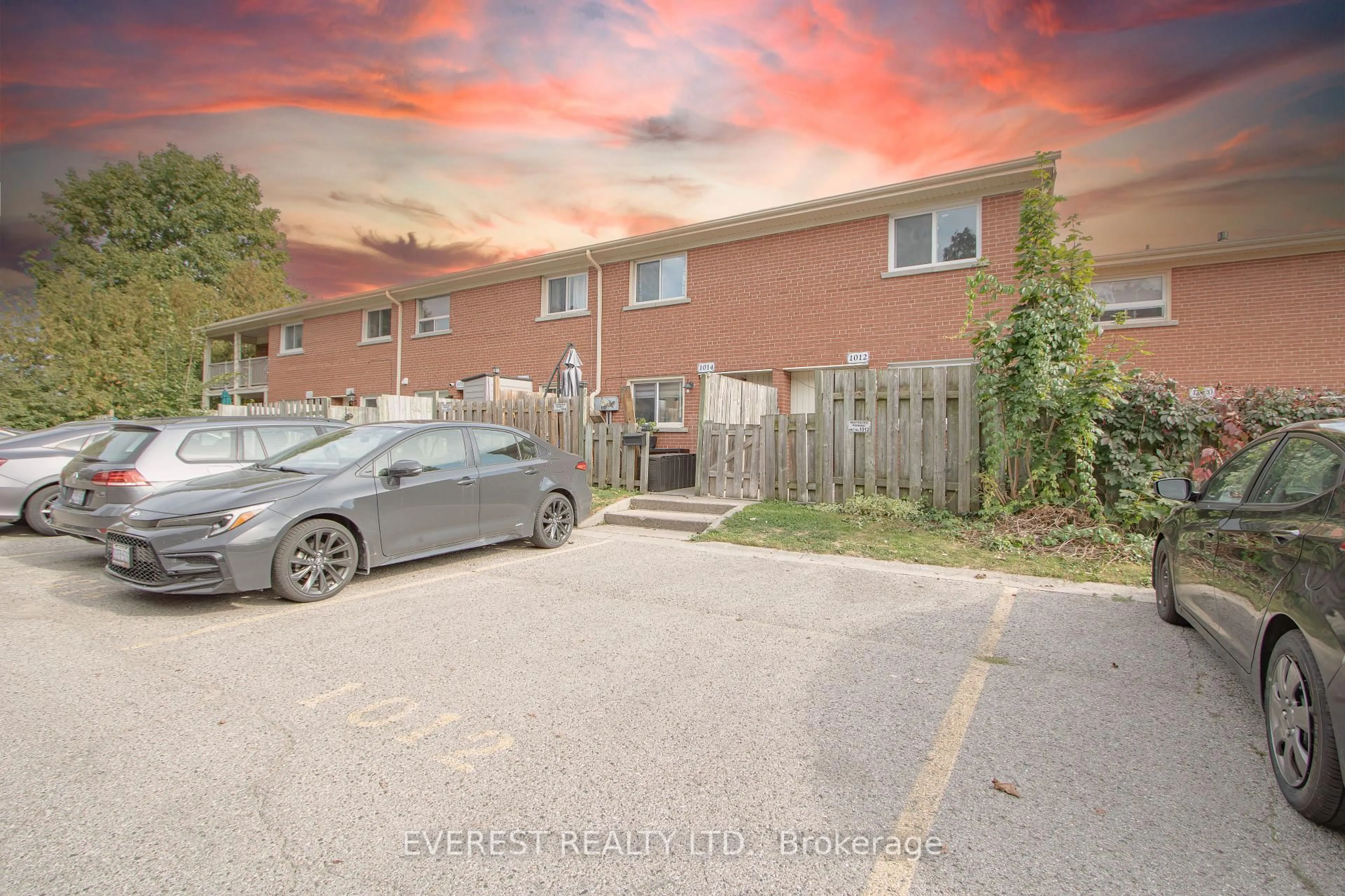 A pic from outside/outdoor area/front of a property/back of a property/a pic from drone, street for 1012 Kipps Lane #12, London East Ontario N5Y 4S5