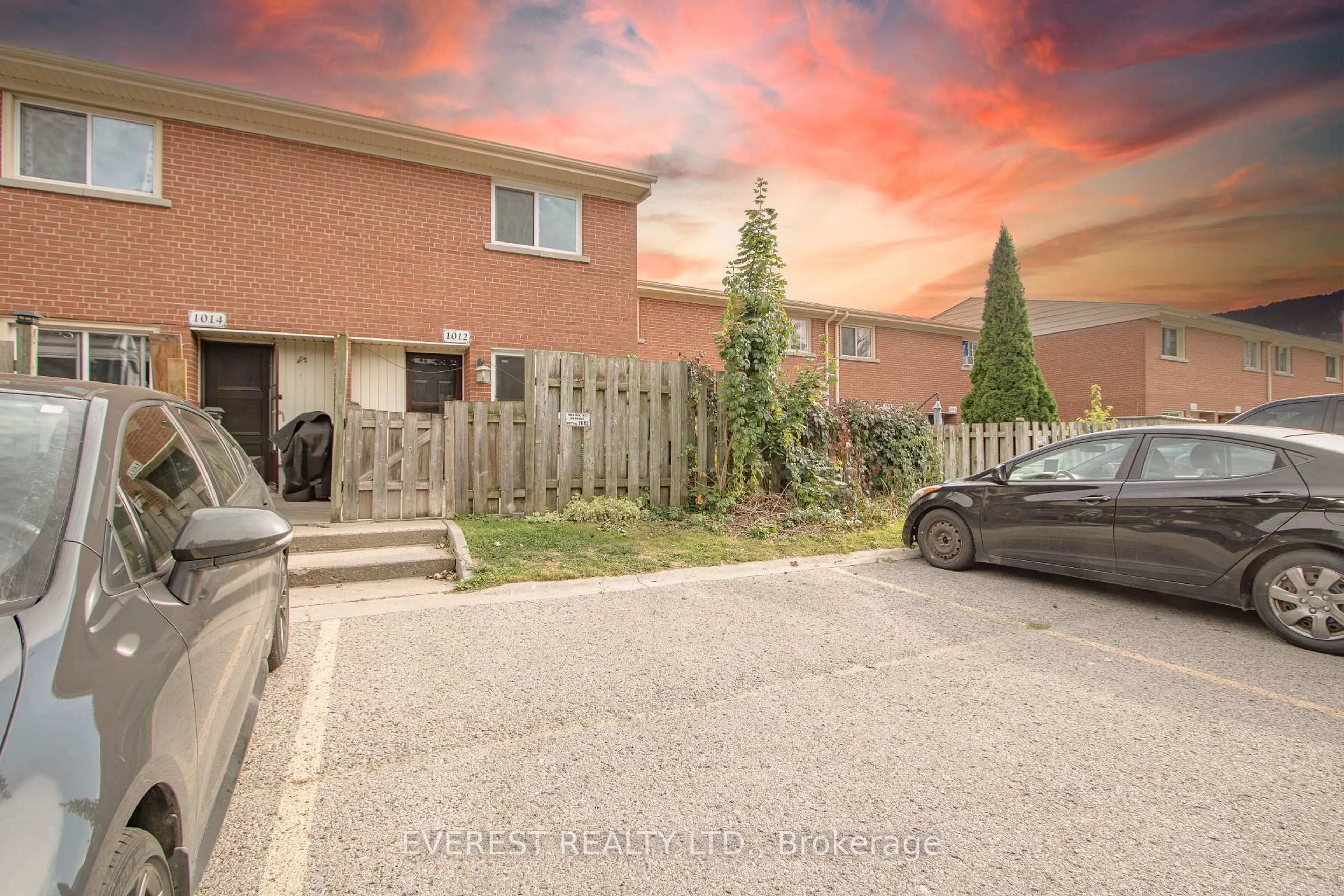 A pic from outside/outdoor area/front of a property/back of a property/a pic from drone, street for 1012 Kipps Lane #12, London East Ontario N5Y 4S5