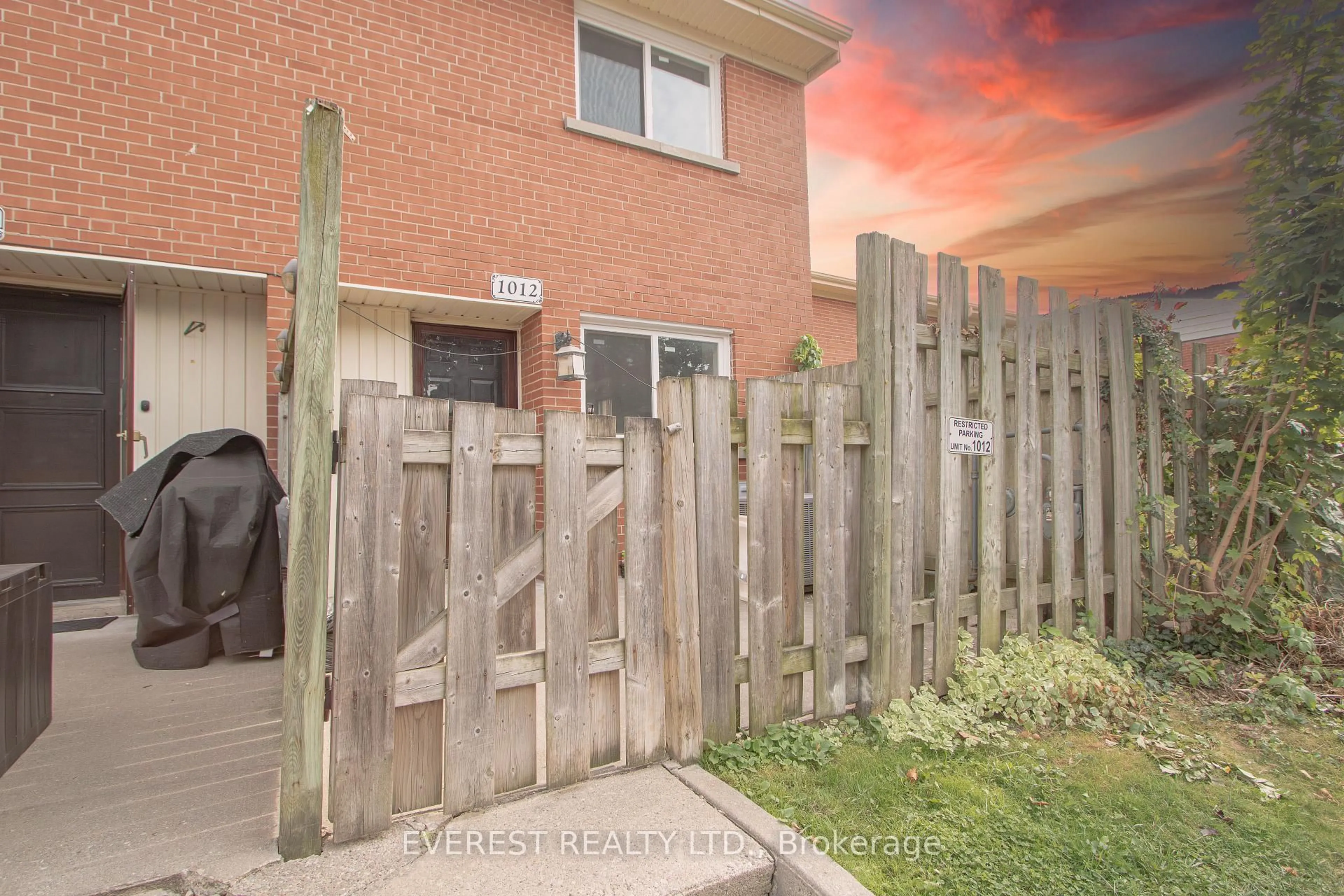 A pic from outside/outdoor area/front of a property/back of a property/a pic from drone, street for 1012 Kipps Lane #12, London East Ontario N5Y 4S5