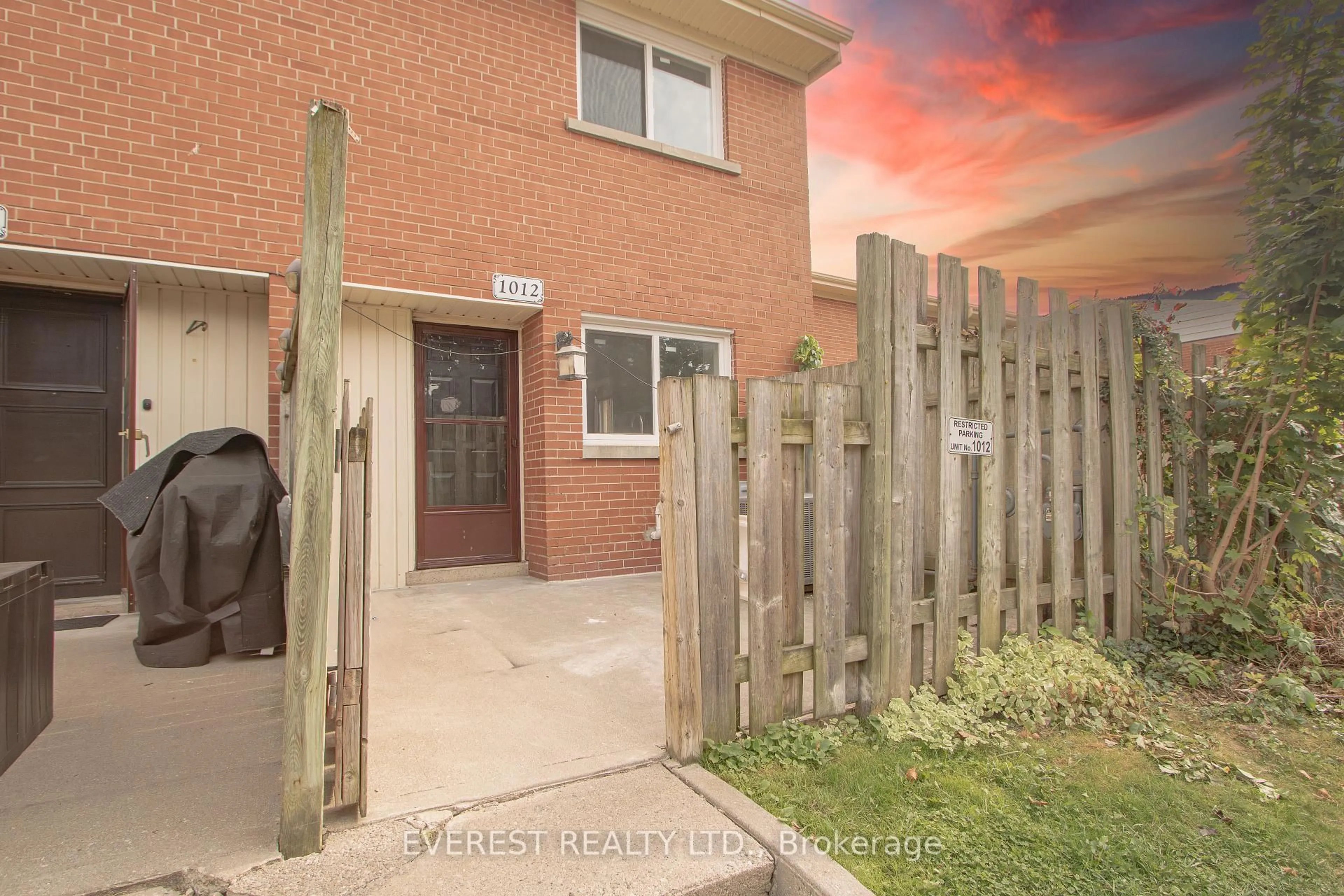 A pic from outside/outdoor area/front of a property/back of a property/a pic from drone, street for 1012 Kipps Lane #12, London East Ontario N5Y 4S5