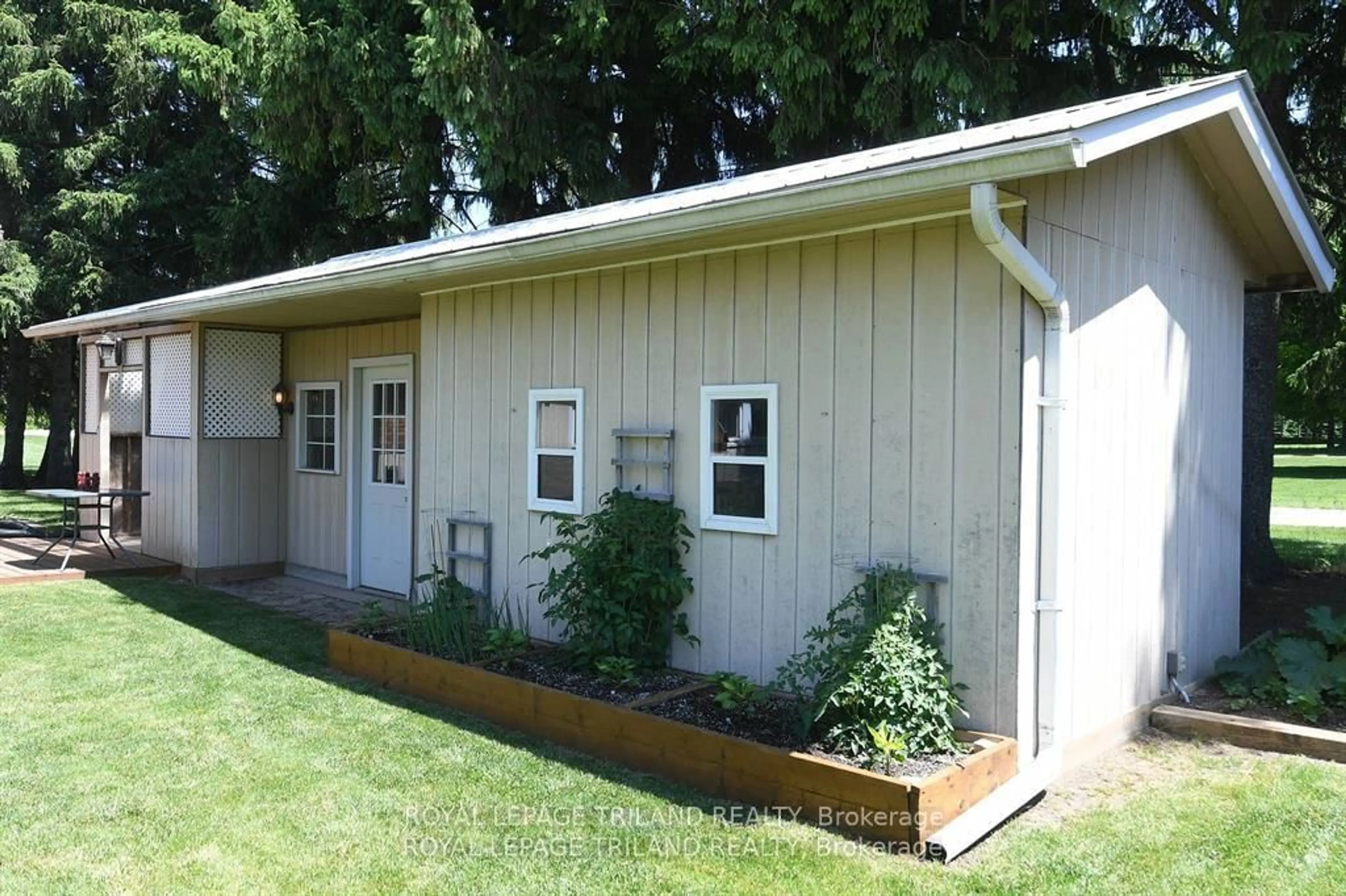 Home with vinyl exterior material, building for 5103 Dundas St, Middlesex Centre Ontario N0M 2P0