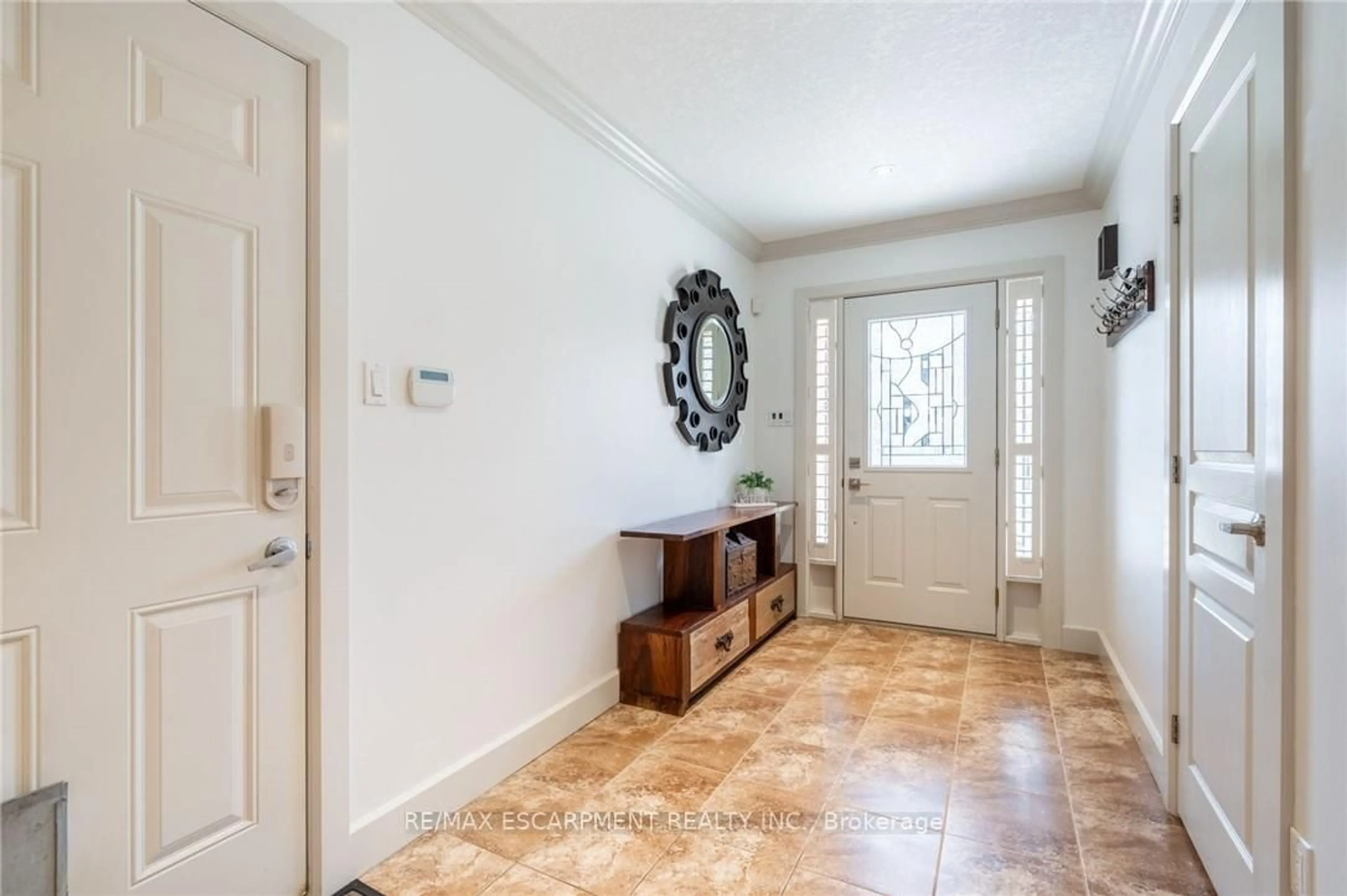 Indoor entryway for 16 Sycamore Cres, Grimsby Ontario L3M 5P7