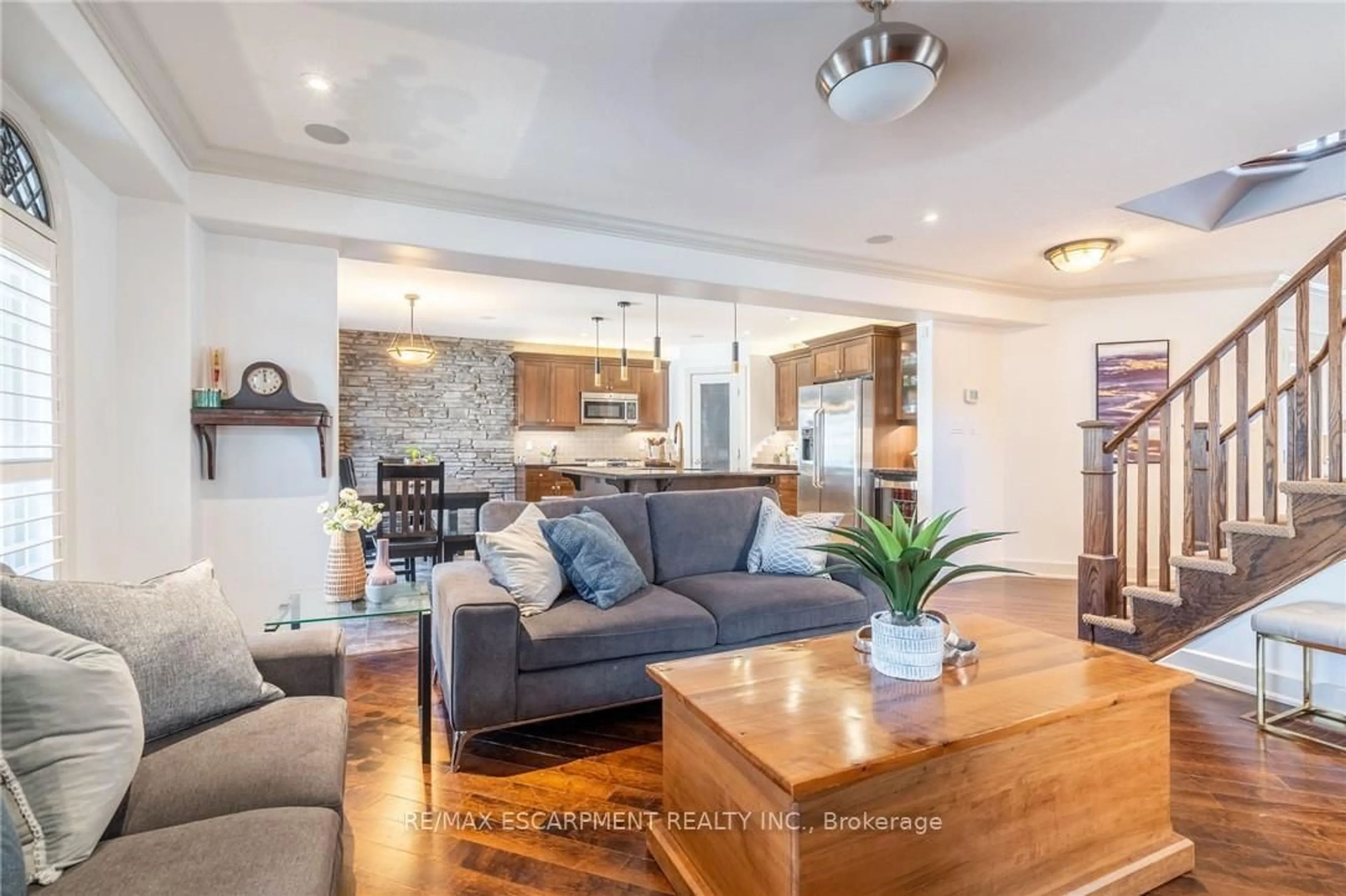 Open concept kitchen, wood/laminate floor for 16 Sycamore Cres, Grimsby Ontario L3M 5P7