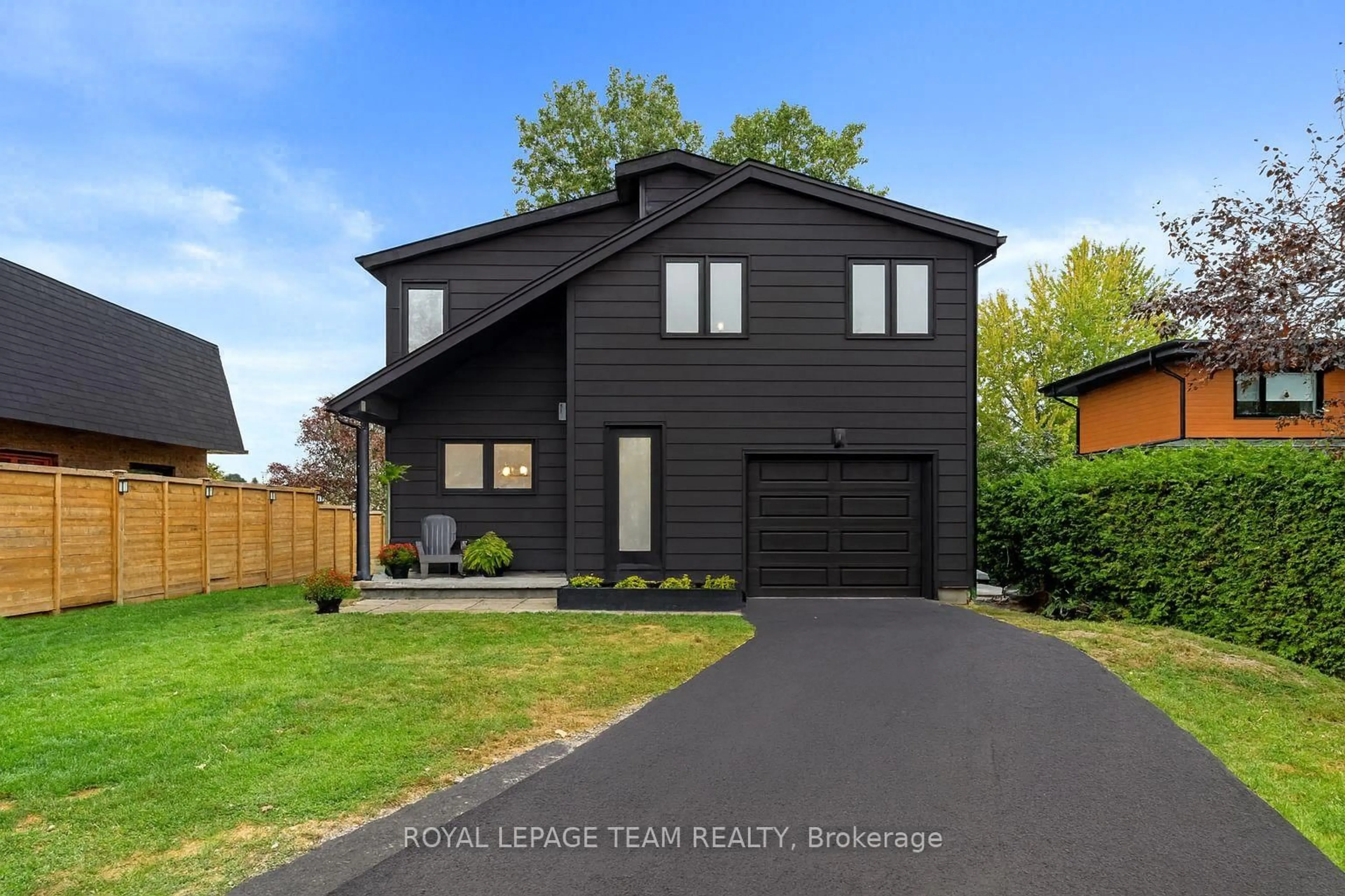 Home with vinyl exterior material, street for 1119 Firefly Lane, Manotick Ontario K4M 0T6