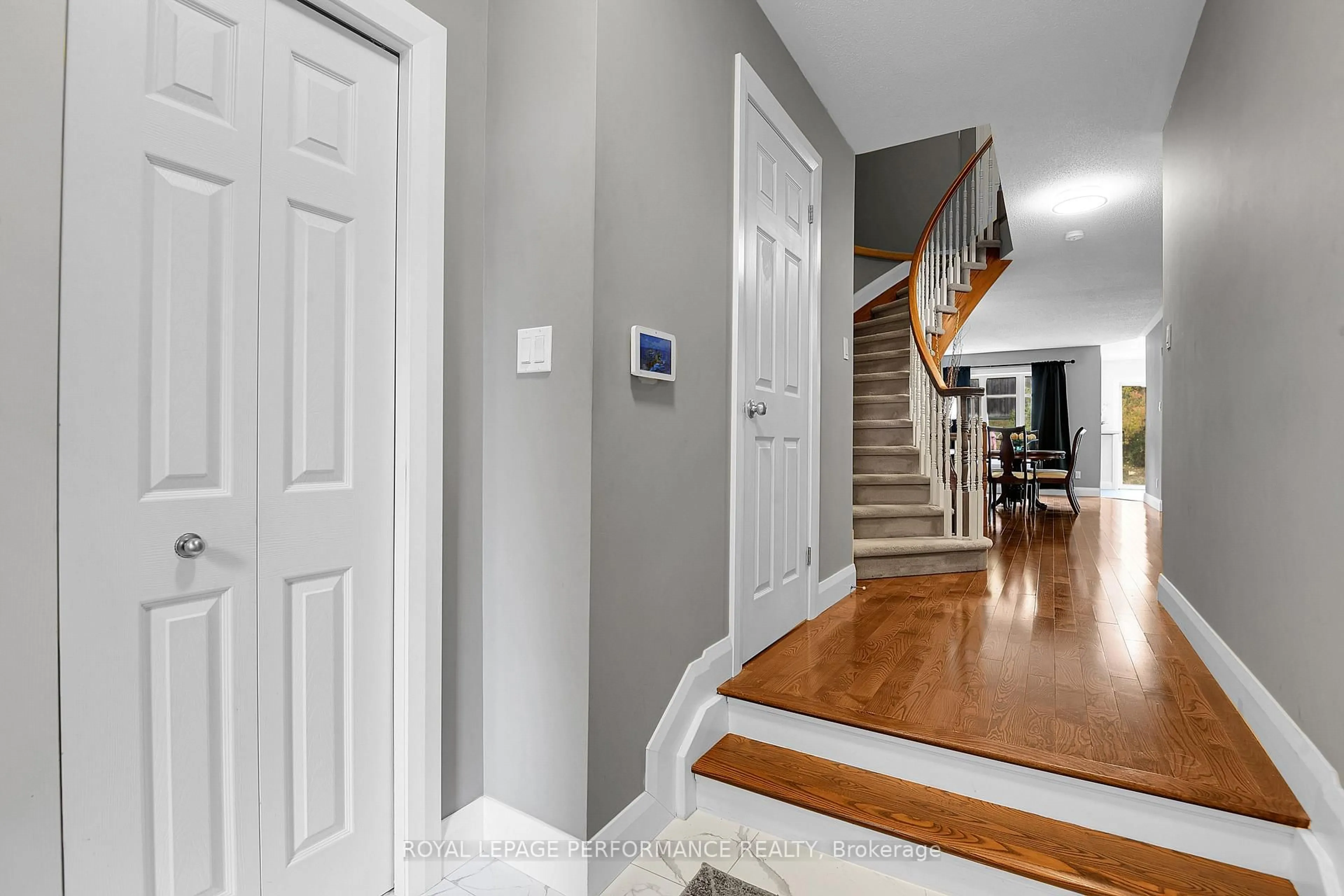 Indoor entryway for 161 Duntroon Circ, Ottawa Ontario K1T 4C8