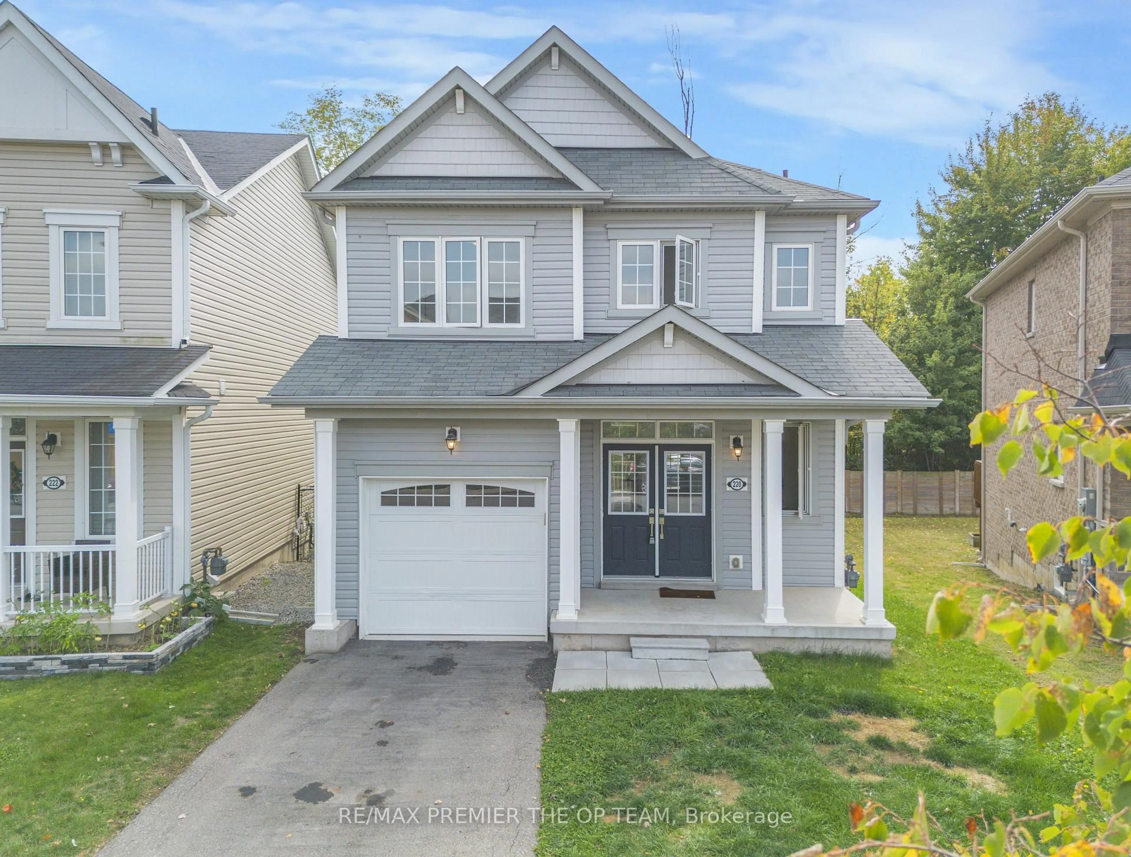 Home with vinyl exterior material, street for 220 Esther Cres, Thorold Ontario L3B 0H1