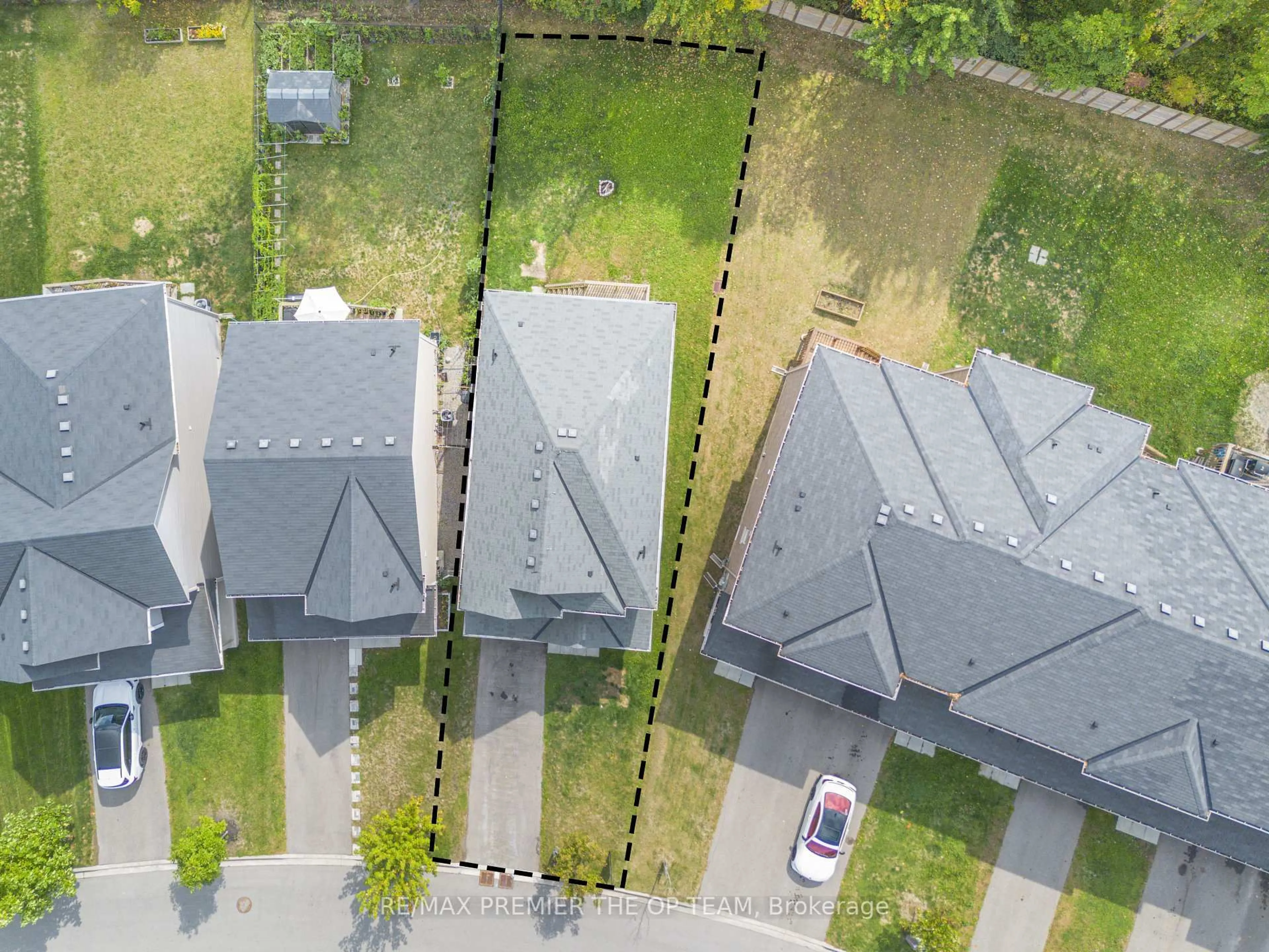 A pic from outside/outdoor area/front of a property/back of a property/a pic from drone, street for 220 Esther Cres, Thorold Ontario L3B 0H1