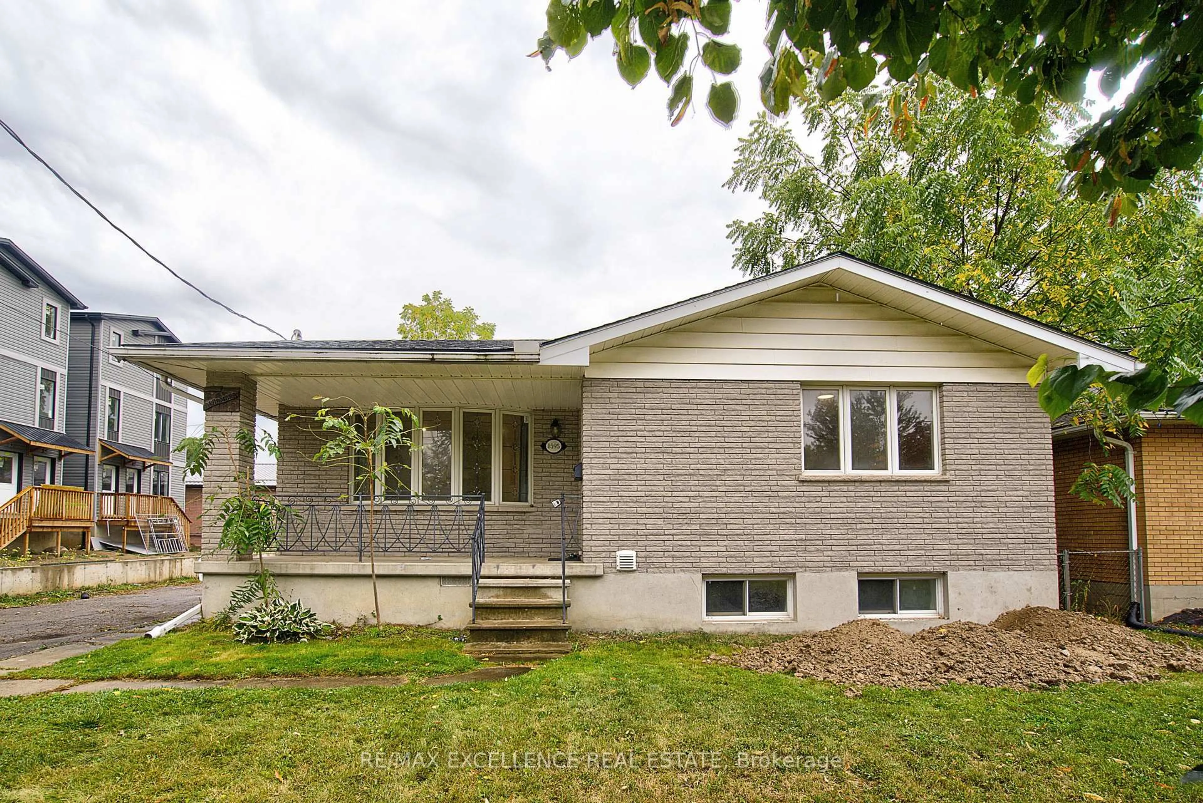 Home with brick exterior material, unknown for 1595 Borden St, London East Ontario N5W 2P9