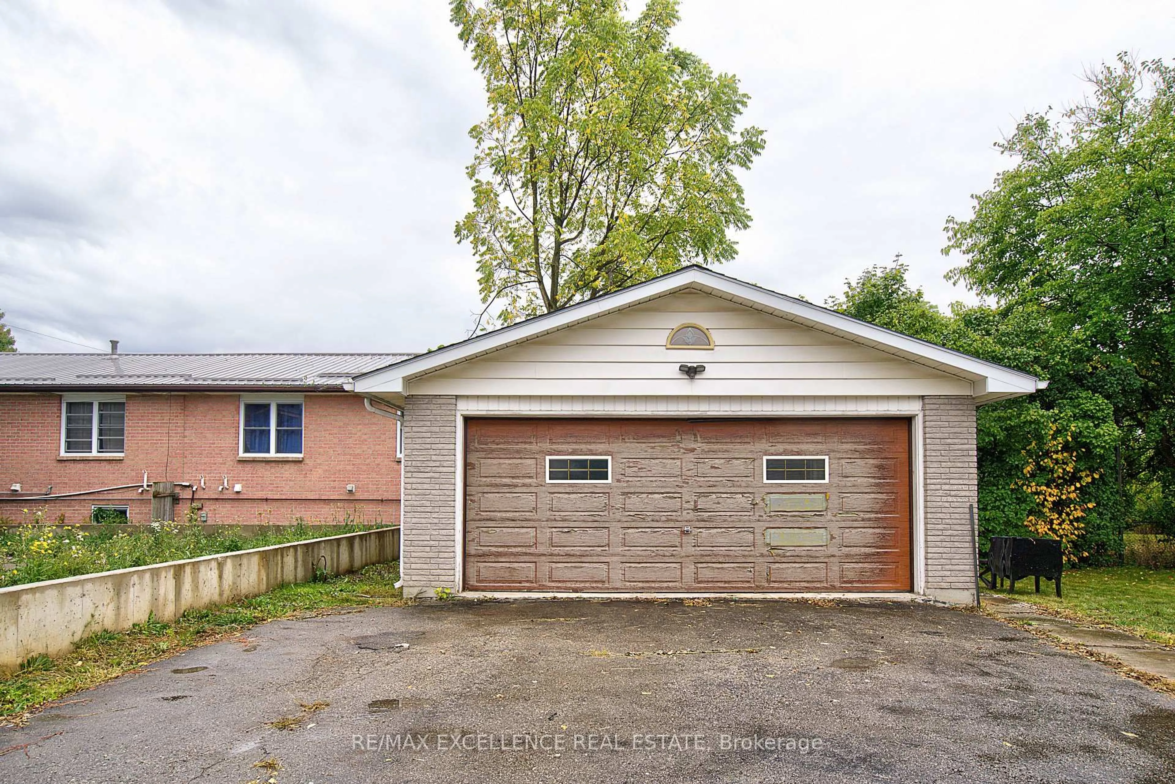 Indoor garage for 1595 Borden St, London East Ontario N5W 2P9