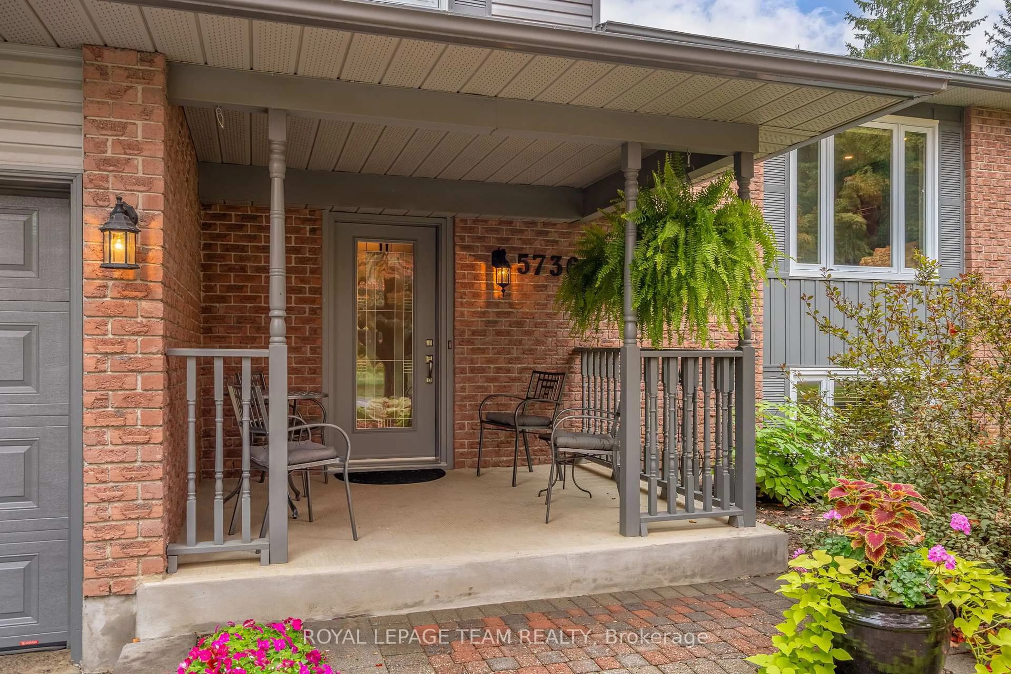 Patio, street for 5736 Bridget St, Osgoode Ontario K0A 2W0