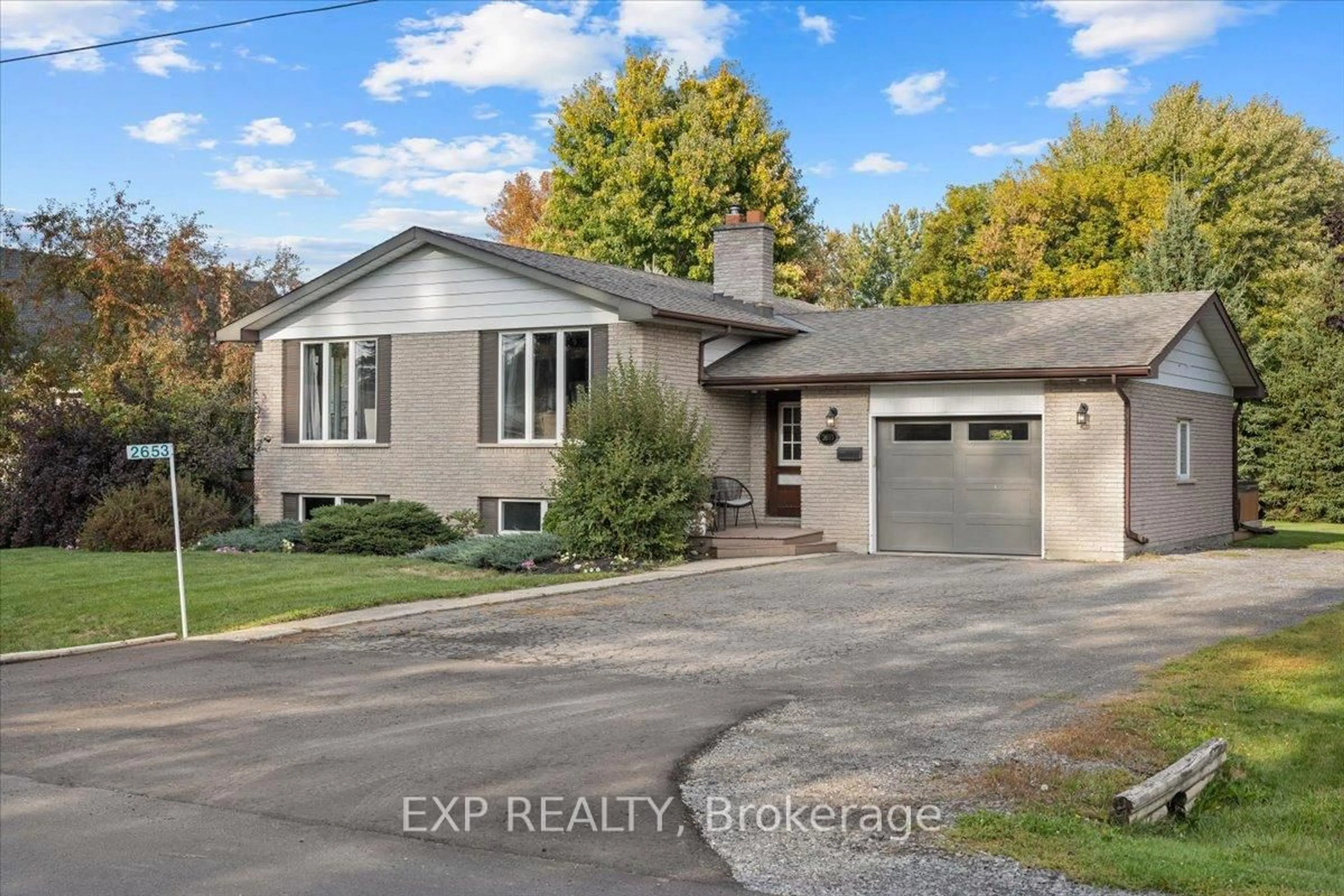Home with vinyl exterior material, street for 2653 Glen St, Metcalfe Ontario K0A 2P0