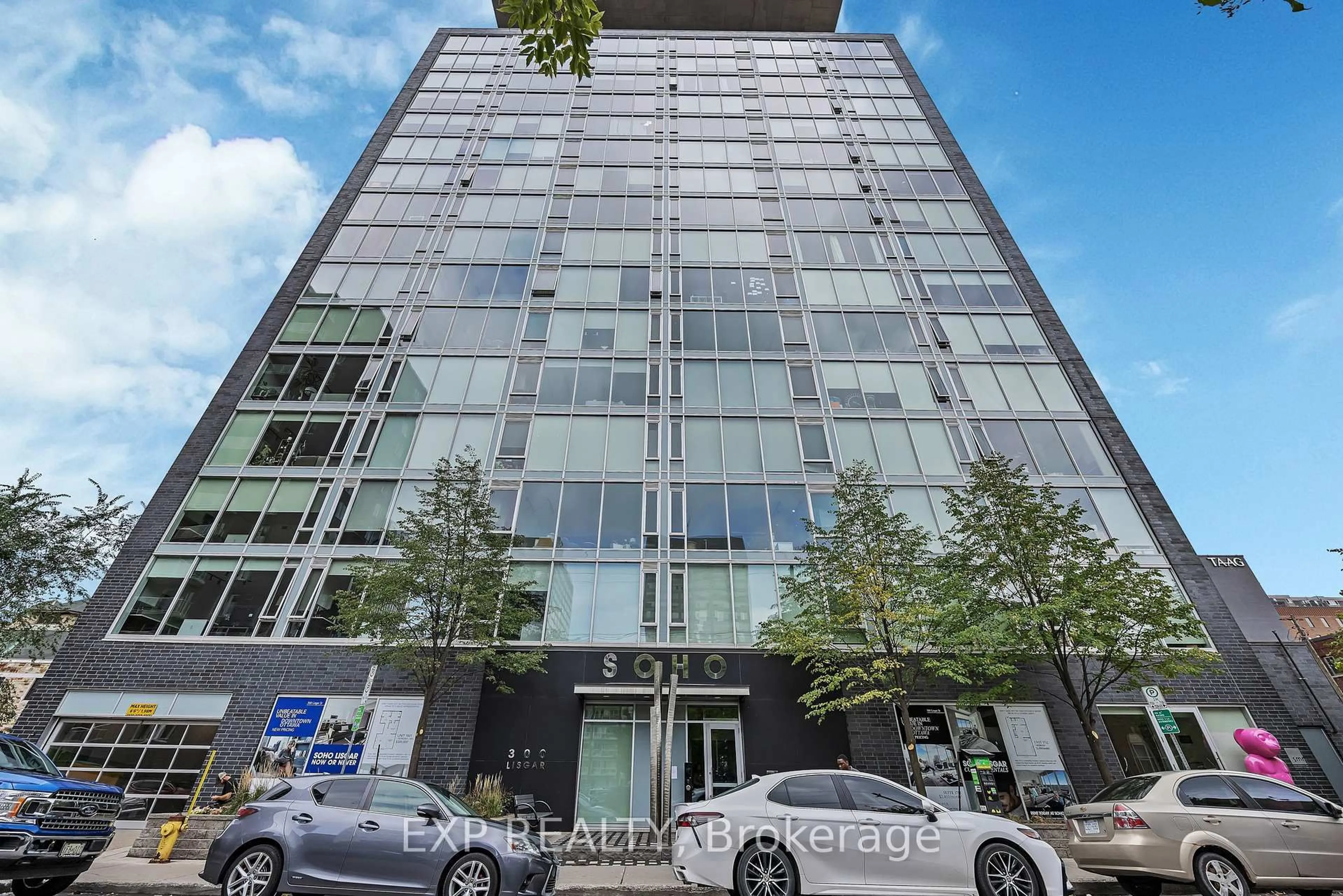 Indoor foyer for 300 Lisgar St #812, Ottawa Ontario K2P 0E2