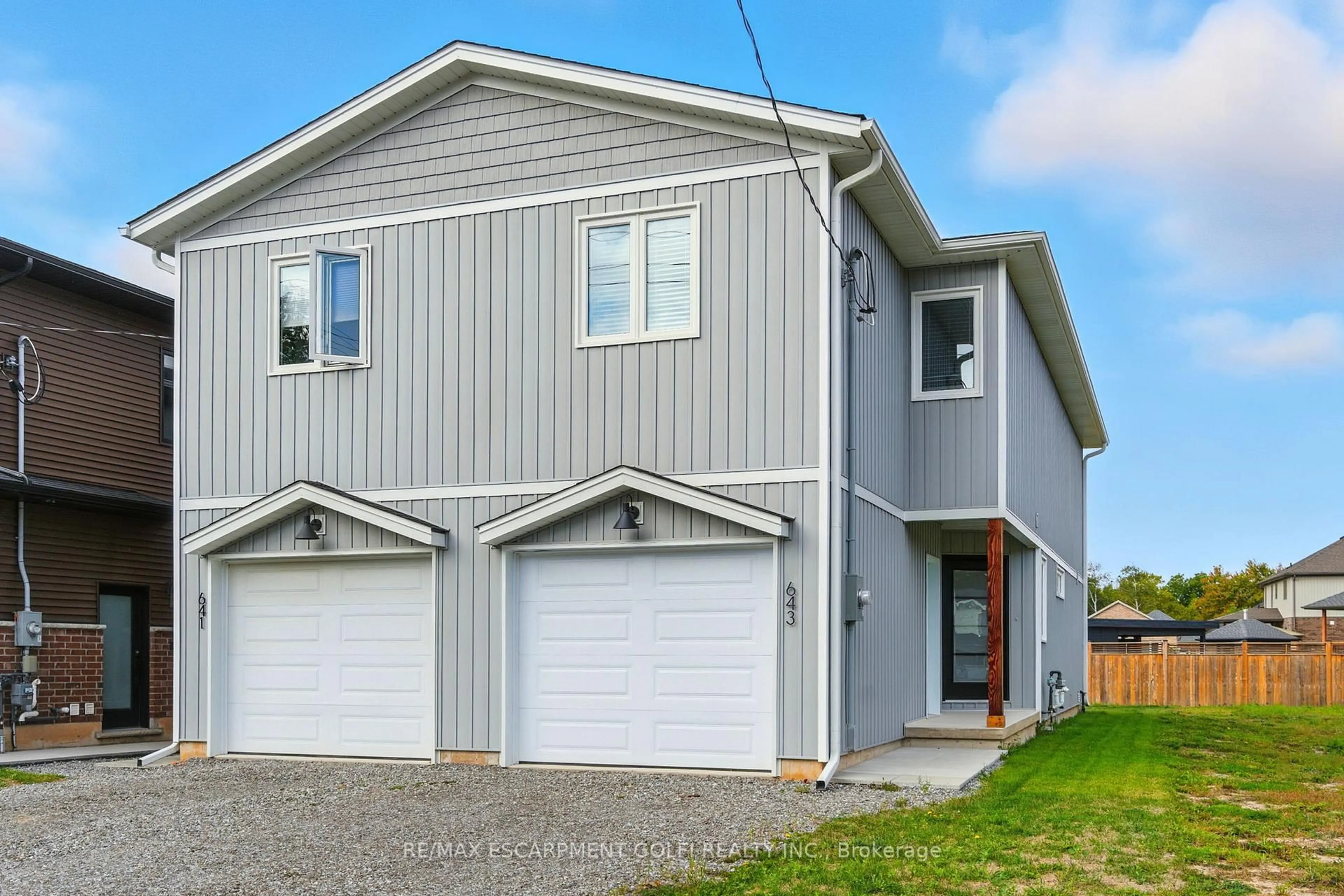 Home with vinyl exterior material, street for 643 Clare Ave, Welland Ontario L3C 7L6