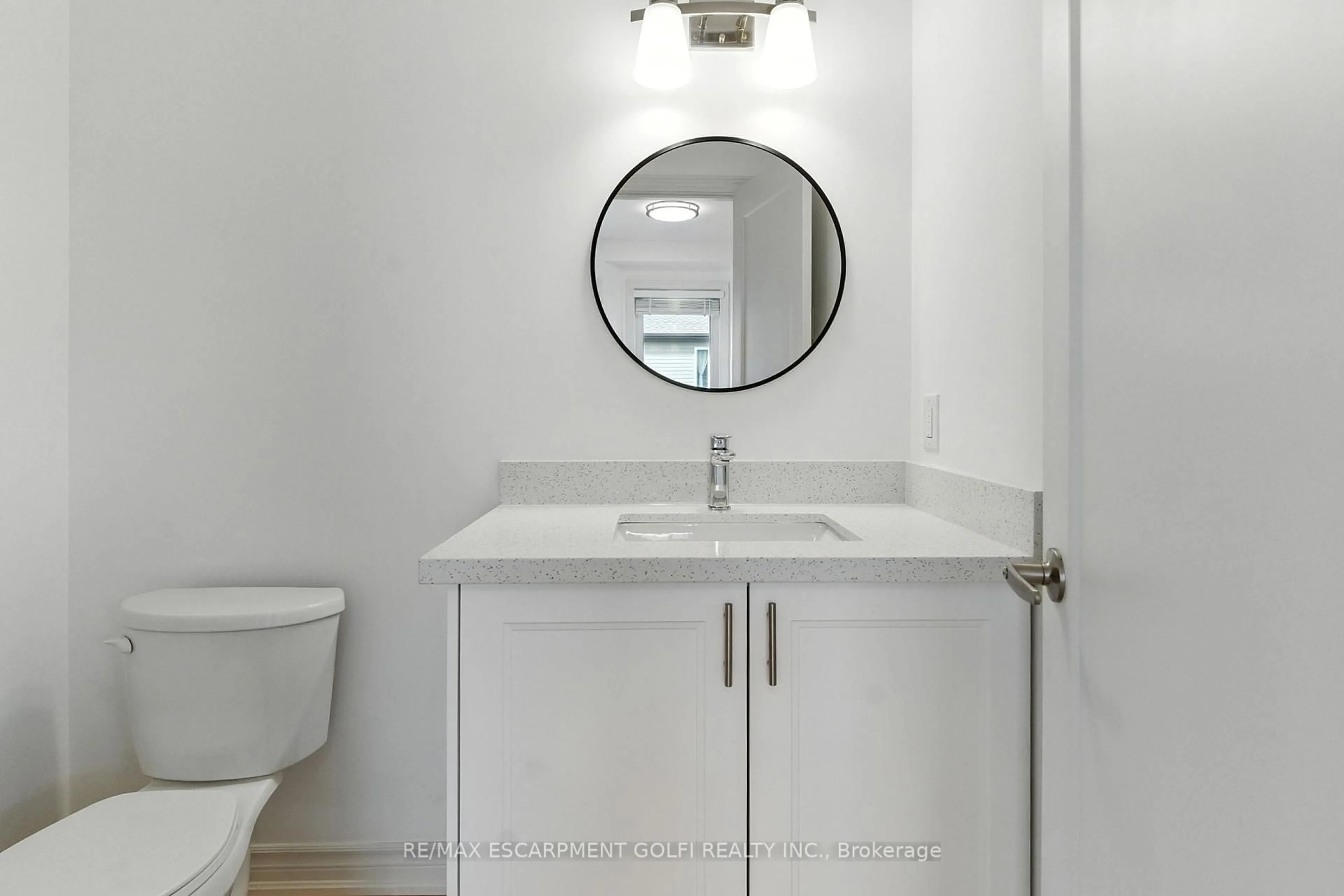 Standard bathroom, ceramic/tile floor for 643 Clare Ave, Welland Ontario L3C 7L6