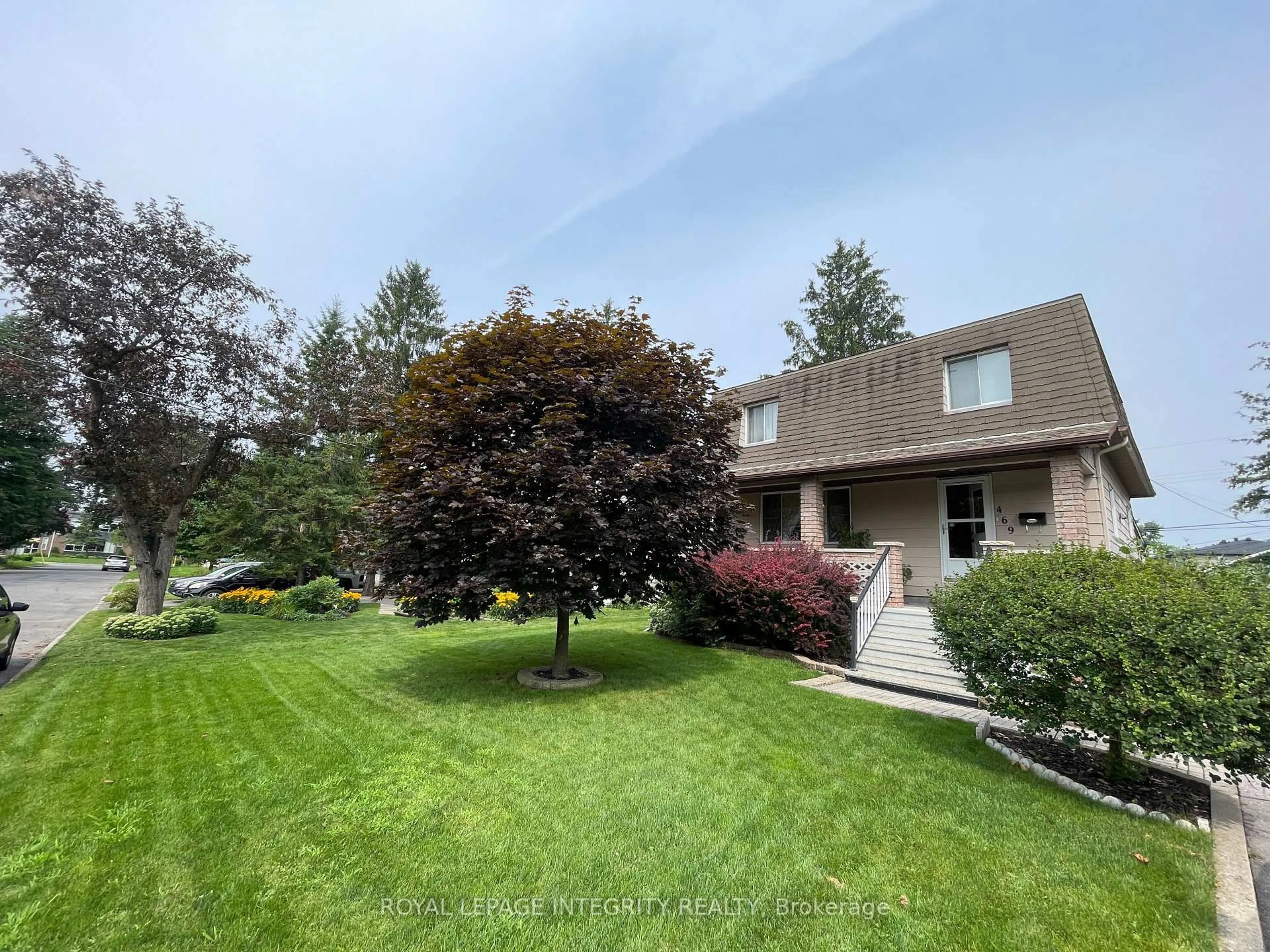 A pic from outside/outdoor area/front of a property/back of a property/a pic from drone, street for 469 Guy St, Ottawa Ontario K1K 1C1