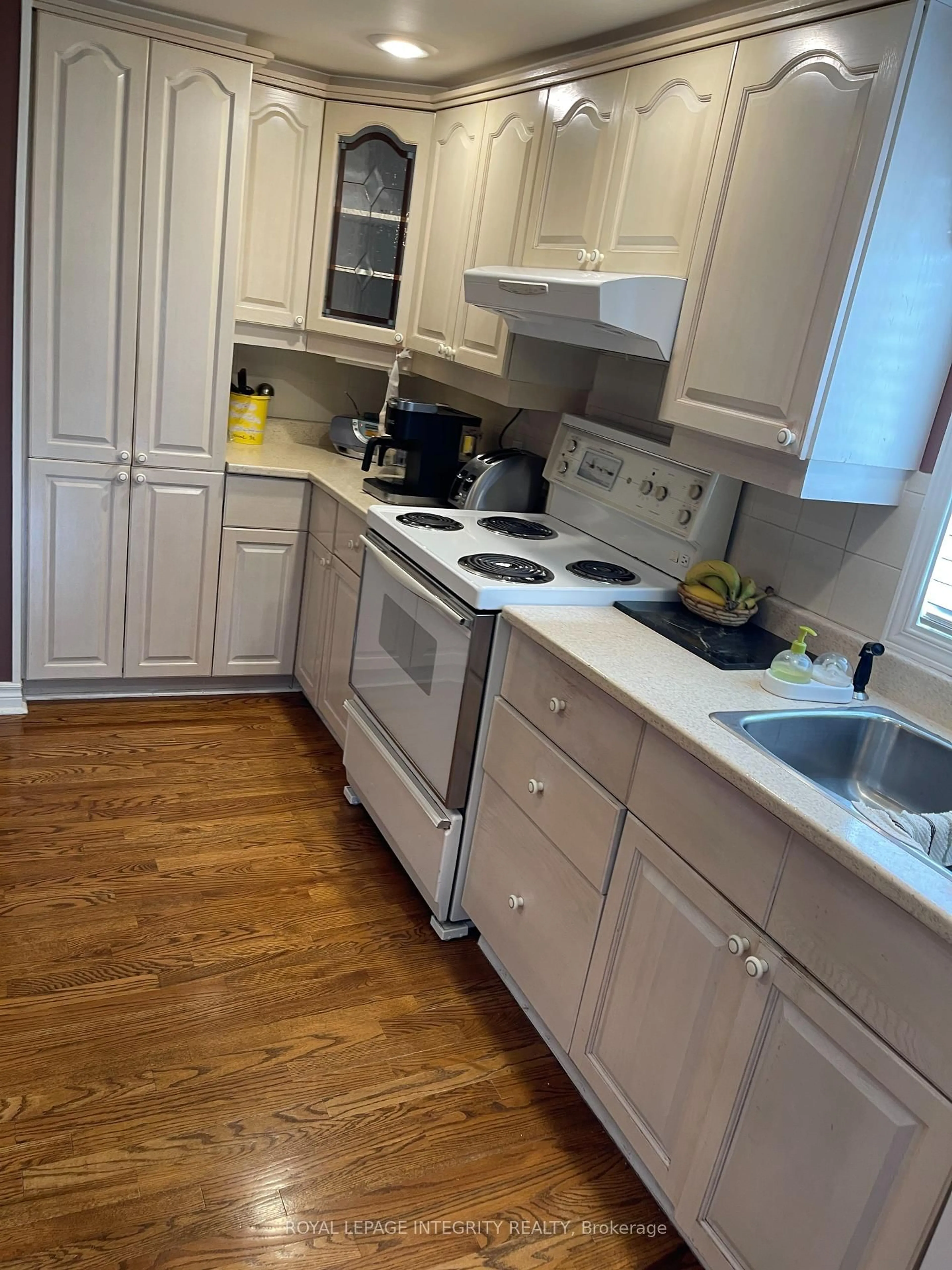 Standard kitchen, wood/laminate floor for 469 Guy St, Ottawa Ontario K1K 1C1