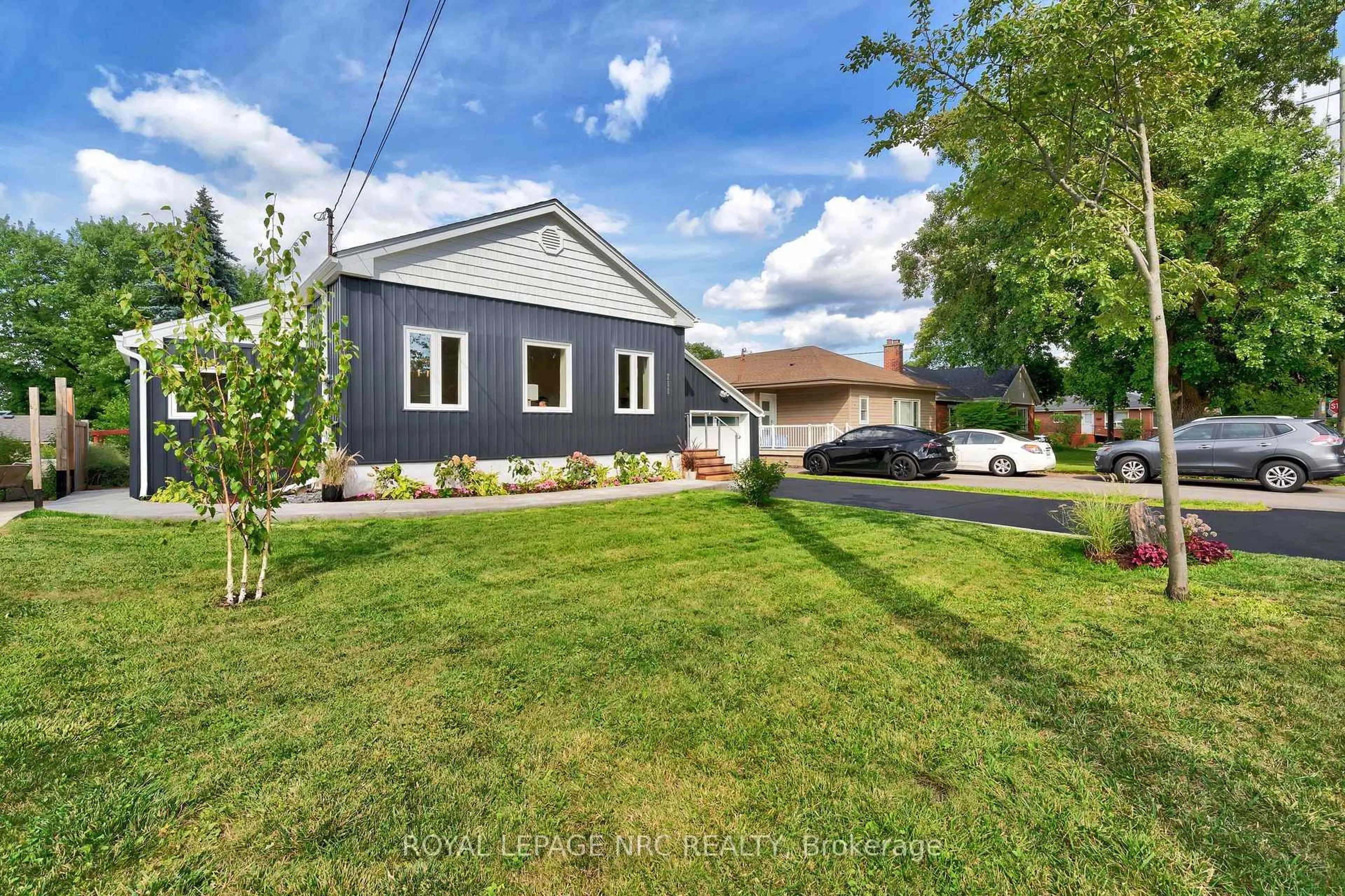 A pic from outside/outdoor area/front of a property/back of a property/a pic from drone, street for 260 Sanatorium Rd, Hamilton Ontario L9C 1Z9