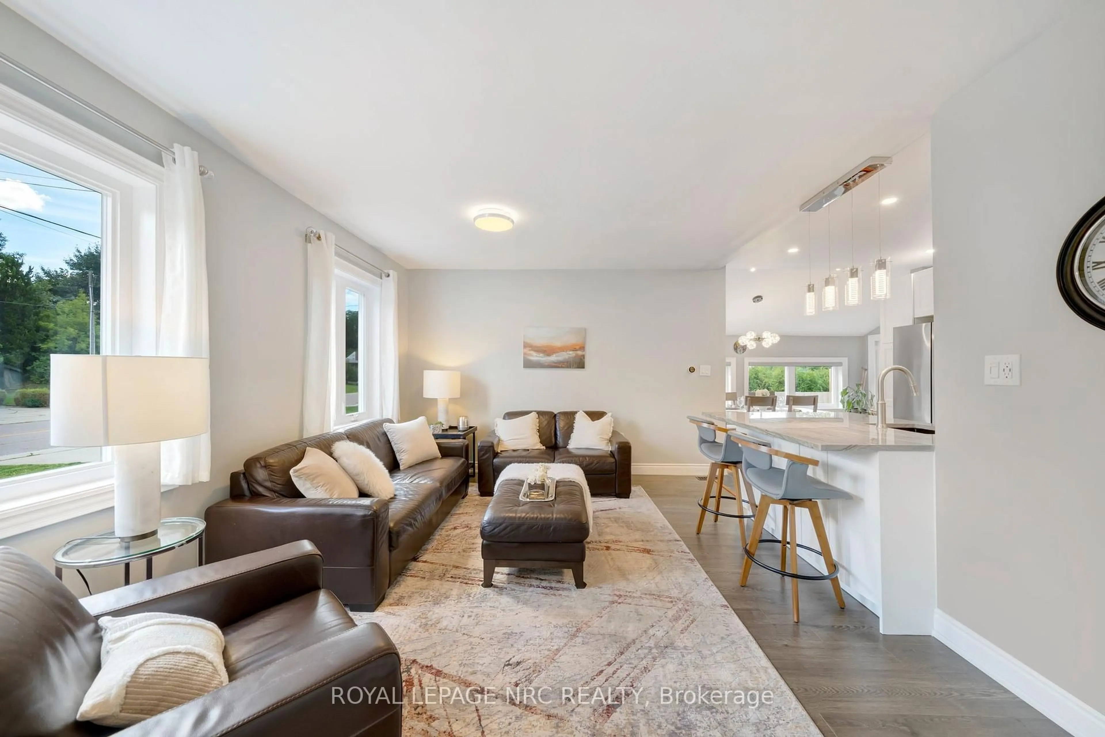 Living room with furniture, unknown for 260 Sanatorium Rd, Hamilton Ontario L9C 1Z9