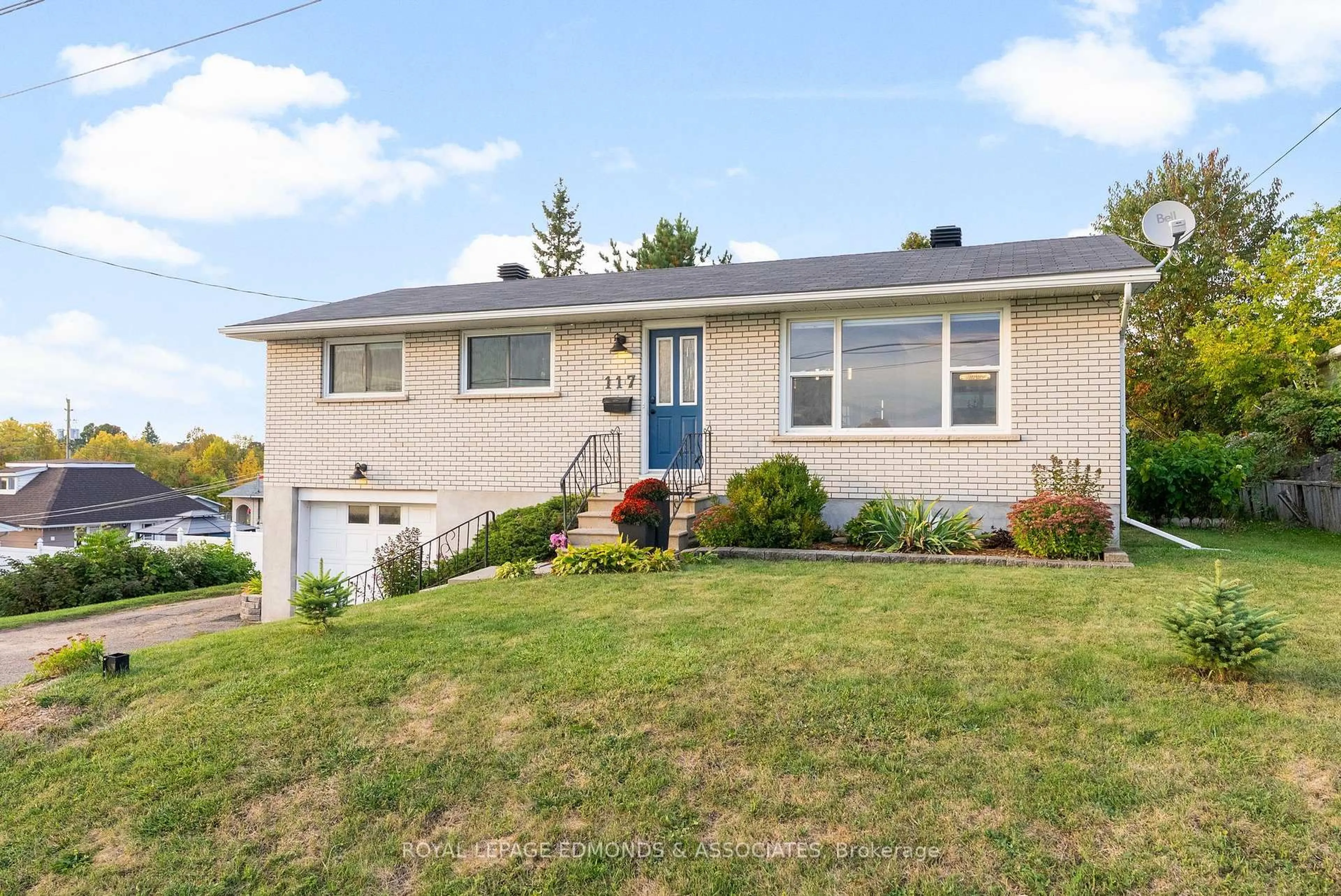 Home with vinyl exterior material, street for 117 Bell St, Pembroke Ontario K8A 2J7