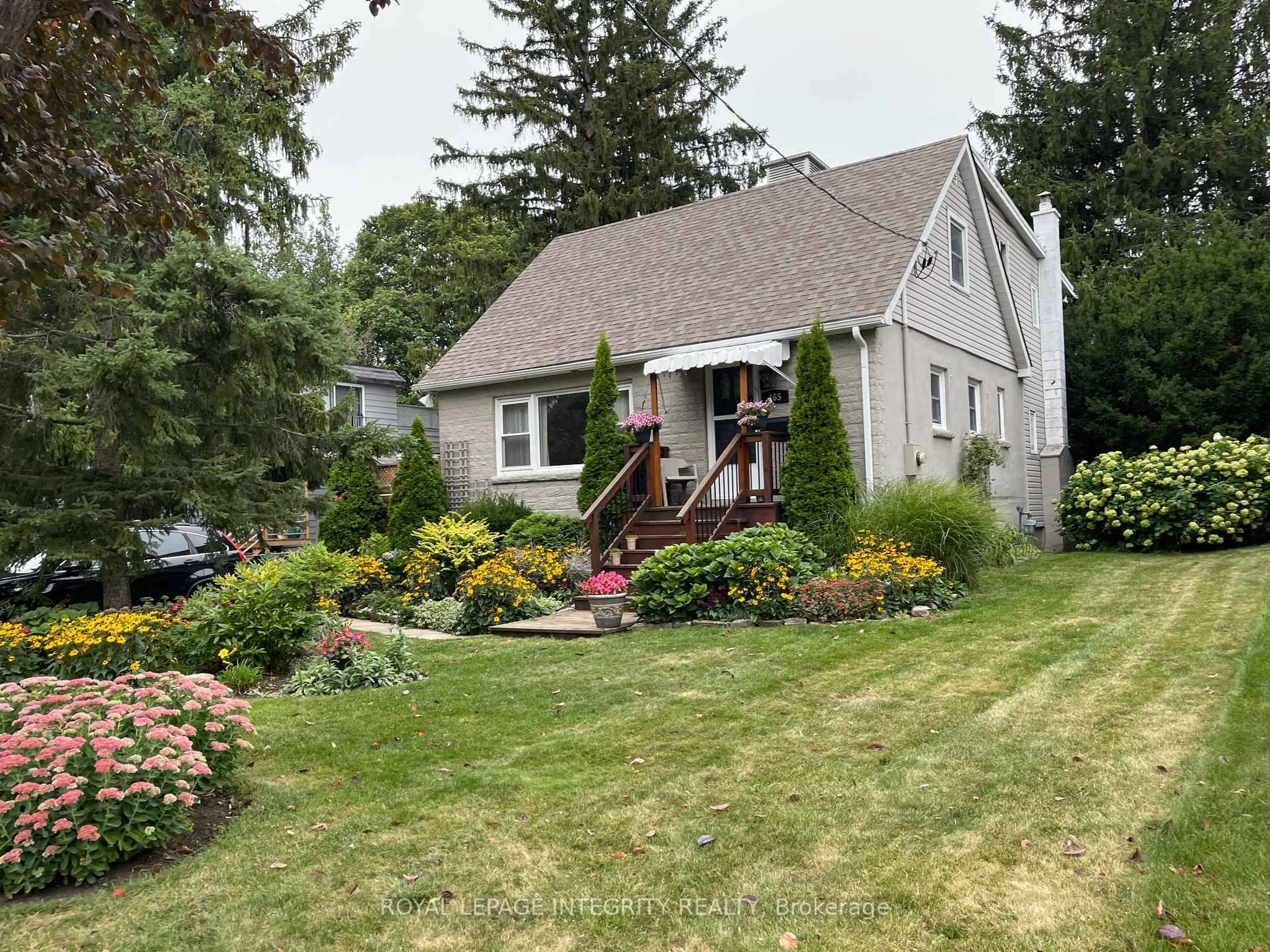 A pic from outside/outdoor area/front of a property/back of a property/a pic from drone, street for 465 Guy St, Ottawa Ontario K1K 1C1
