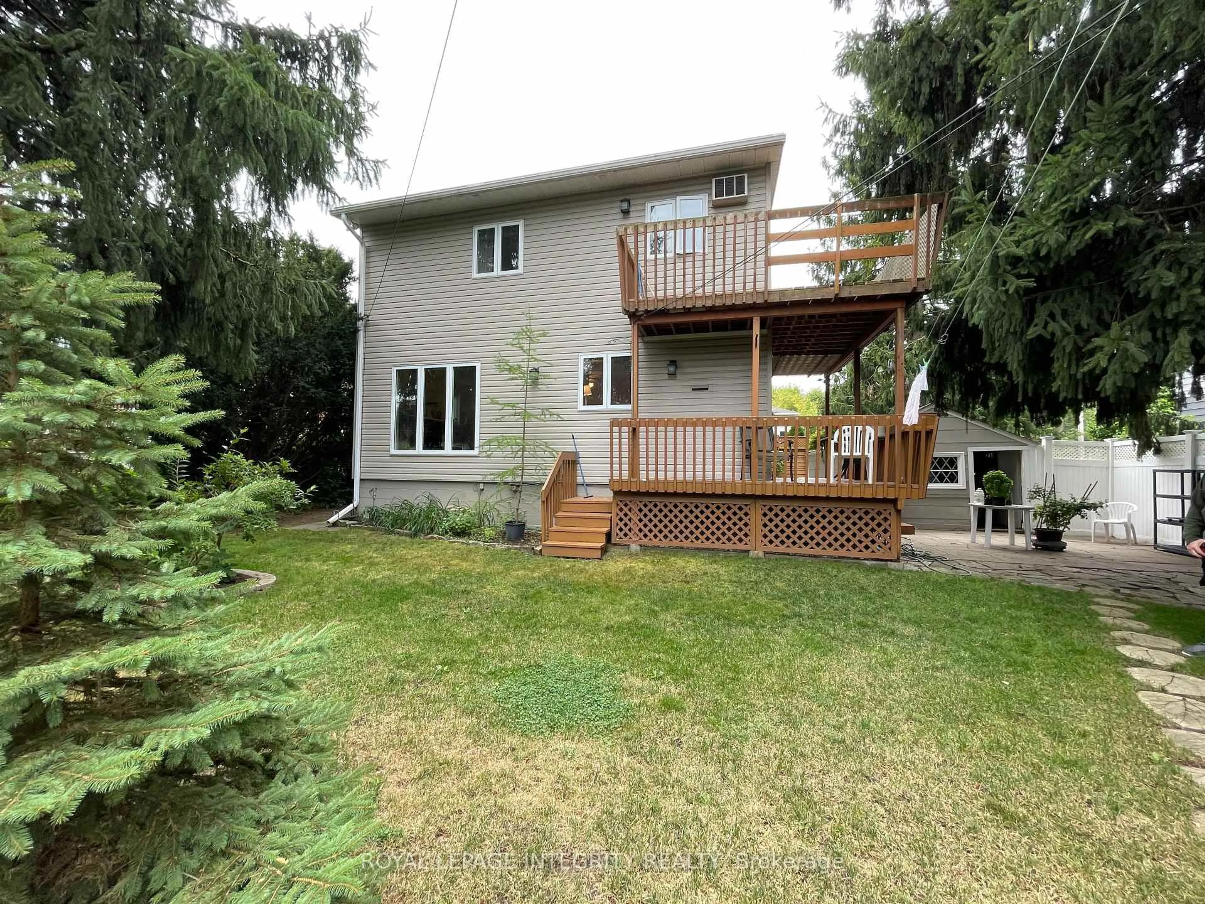 A pic from outside/outdoor area/front of a property/back of a property/a pic from drone, unknown for 465 Guy St, Ottawa Ontario K1K 1C1