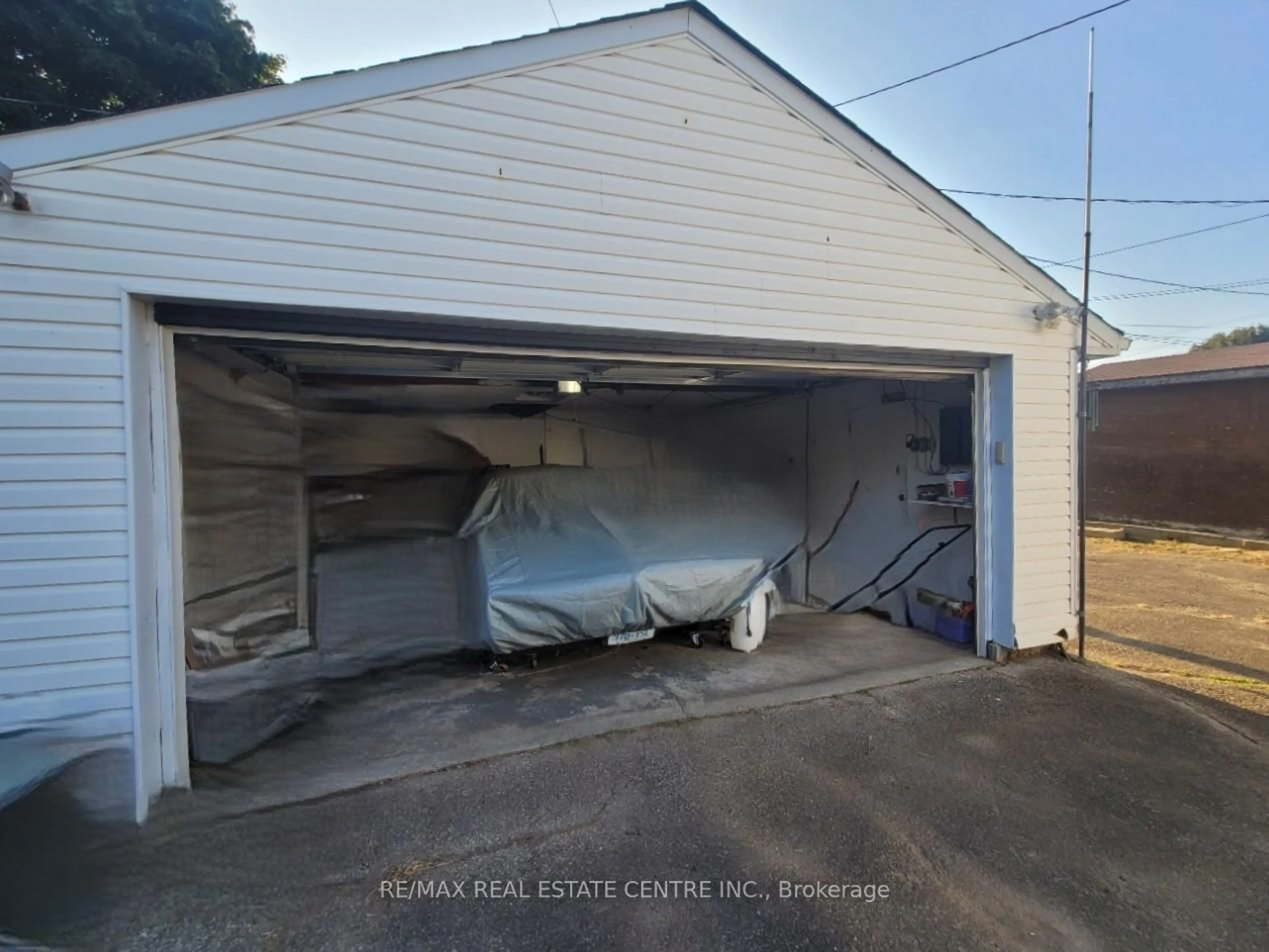 Indoor garage for 146 Whitley St, Cambridge Ontario N3H 4K6