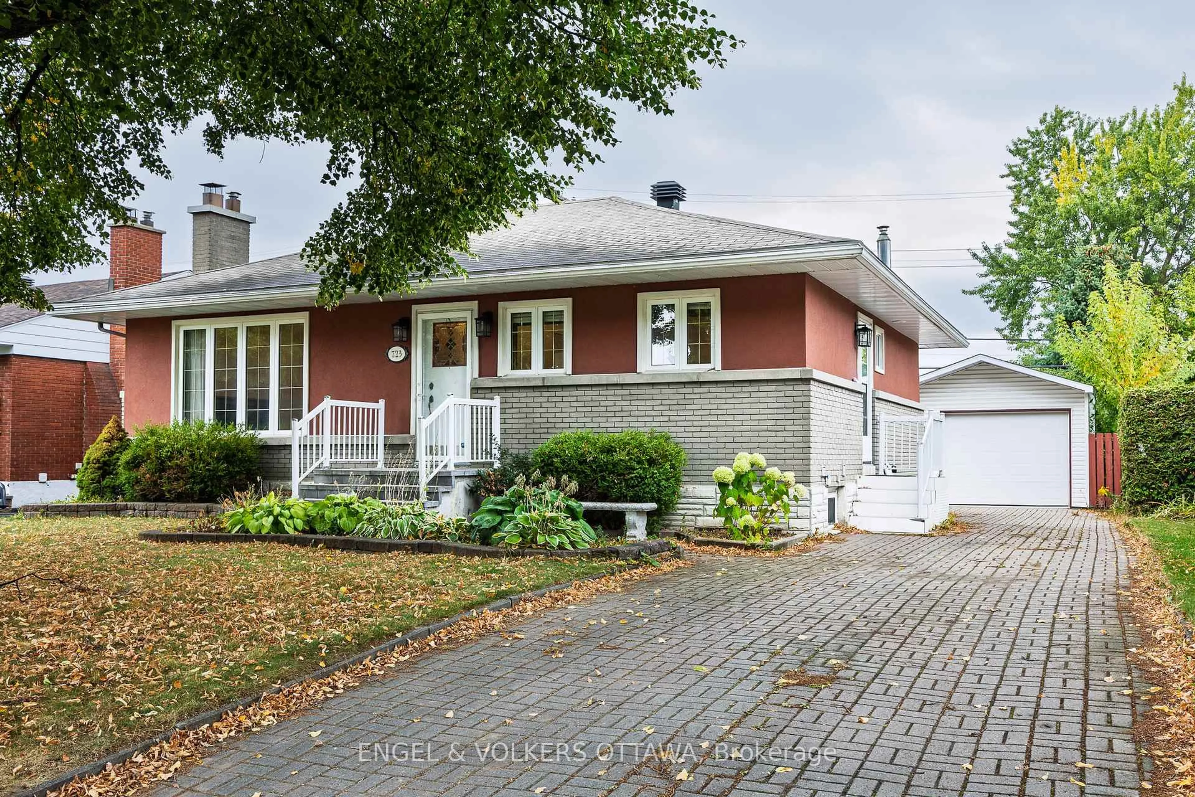 Home with vinyl exterior material, street for 723 Halstead St, Ottawa Ontario K1G 1M5